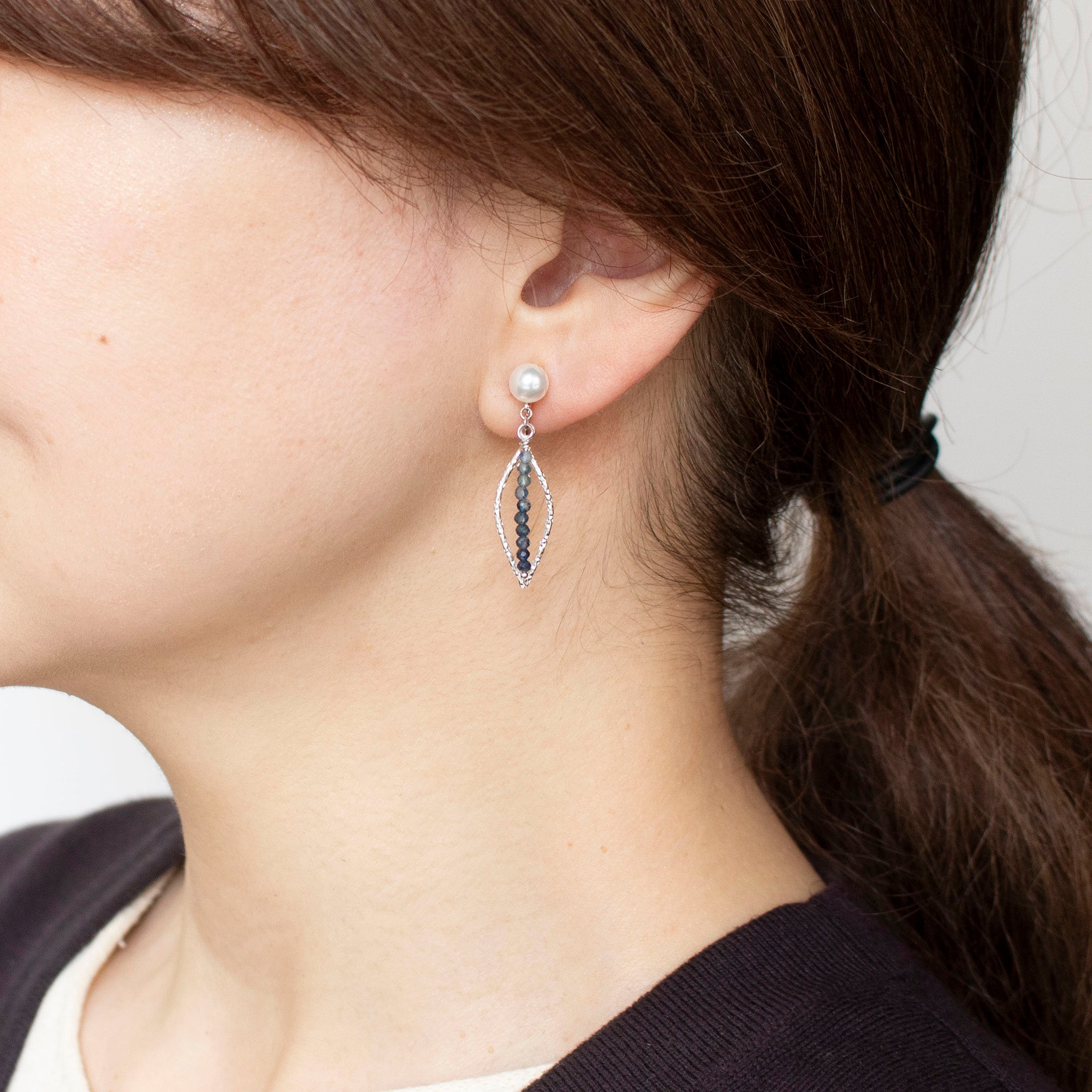 パール/サファイア シルバーイヤリング(アコヤ真珠/約5.5mm)《25T10224》