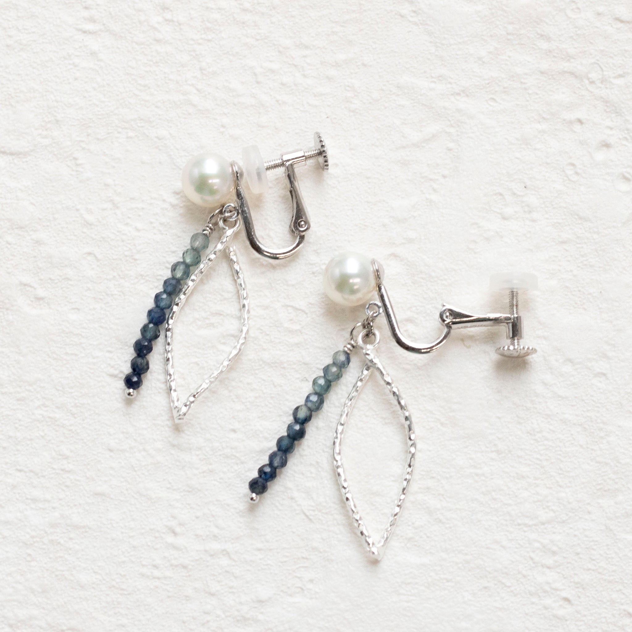 パール/サファイア シルバーイヤリング(アコヤ真珠/約5.5mm)《25T10224》