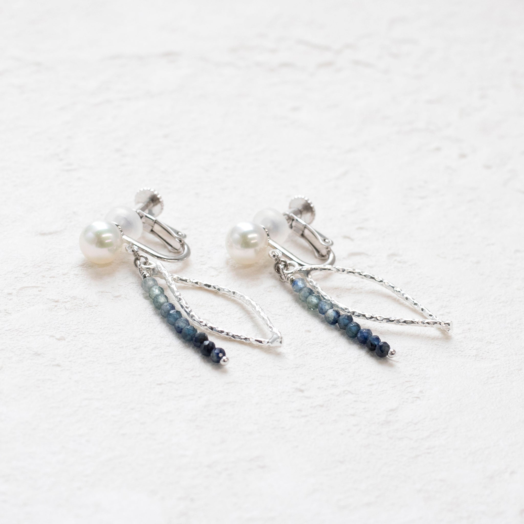 パール/サファイア シルバーイヤリング(アコヤ真珠/約5.5mm)《25T10224》