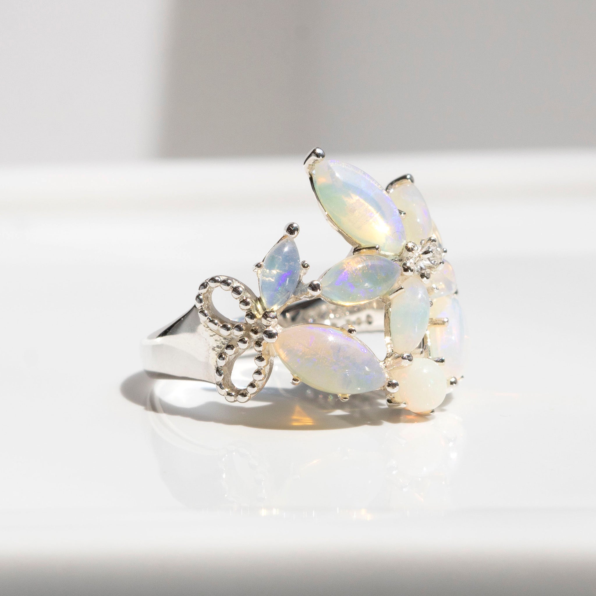 【限定数8】オパール/ホワイトトパーズ シルバーリング(フラワーモチーフ/10月誕生石)《25T10241》