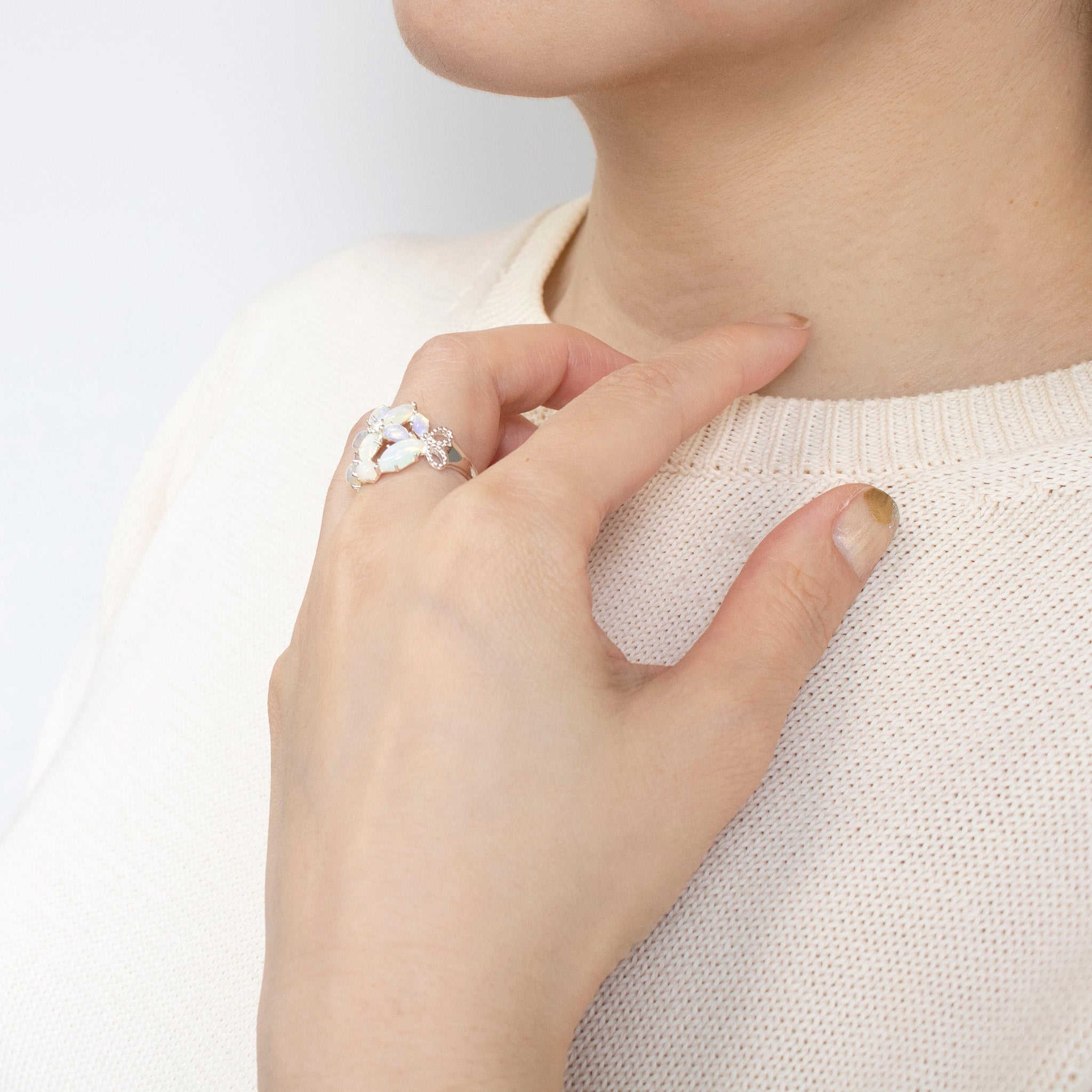 【限定数8】オパール/ホワイトトパーズ シルバーリング(フラワーモチーフ/10月誕生石)《25T10241》