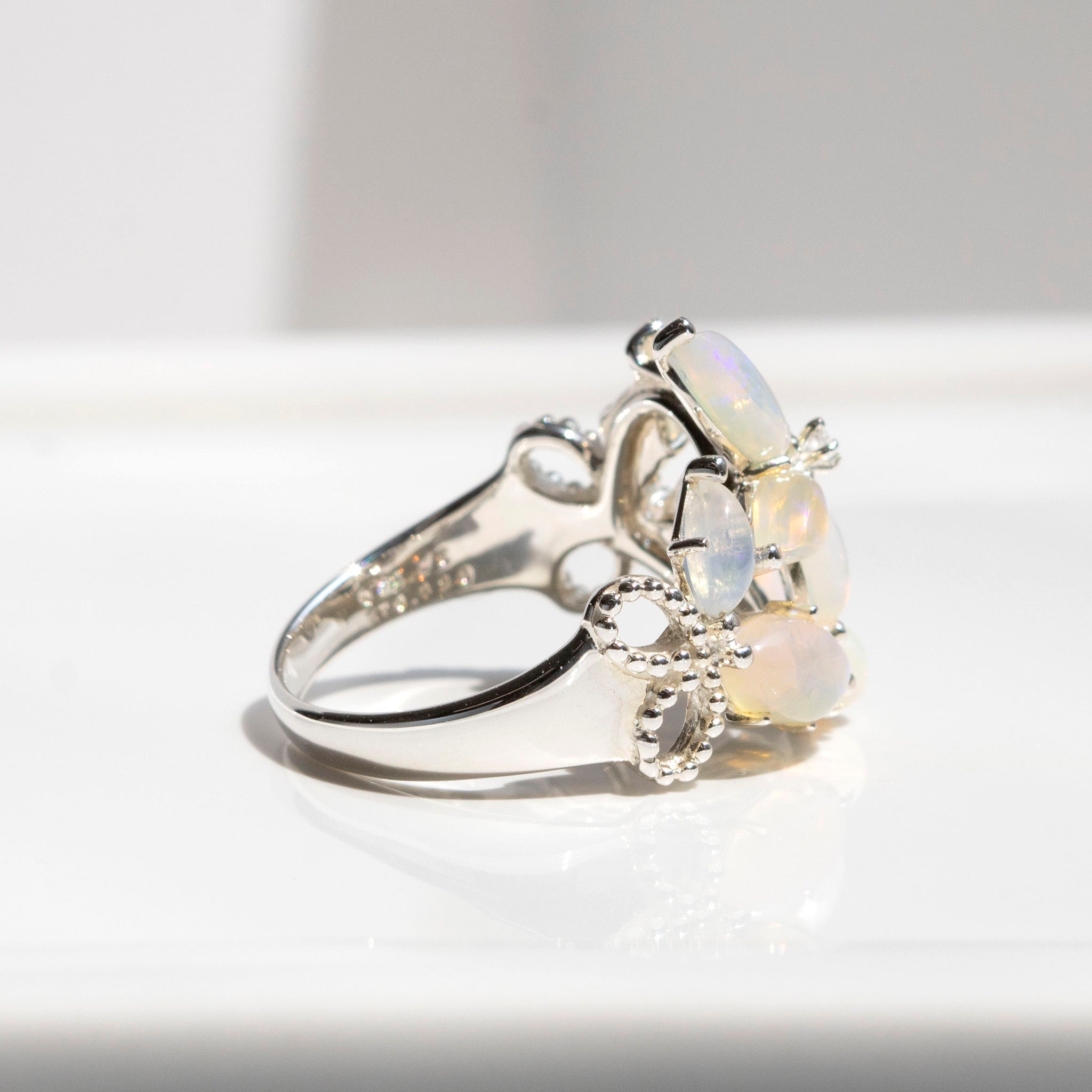 【限定数8】オパール/ホワイトトパーズ シルバーリング(フラワーモチーフ/10月誕生石)《25T10241》