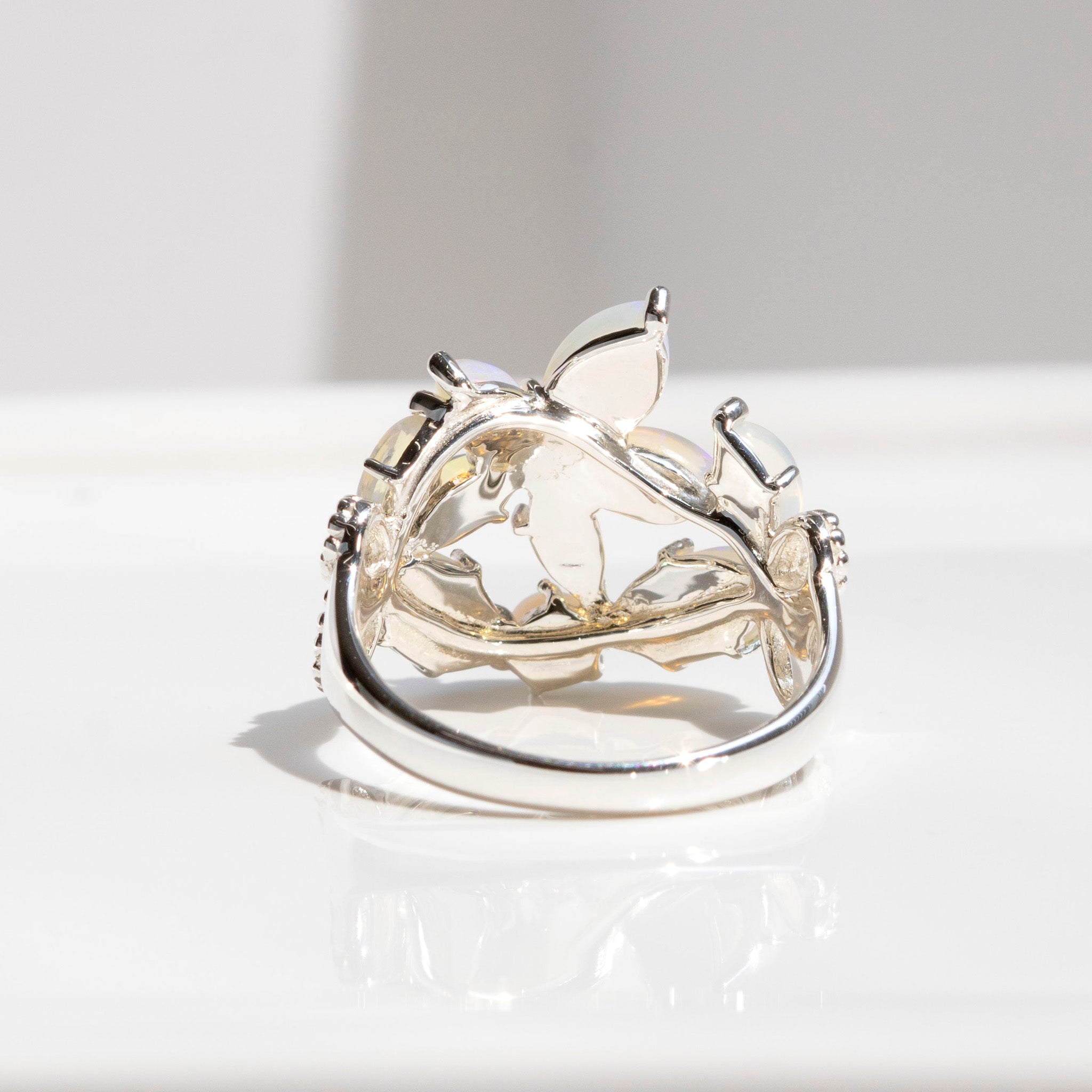 【限定数8】オパール/ホワイトトパーズ シルバーリング(フラワーモチーフ/10月誕生石)《25T10241》