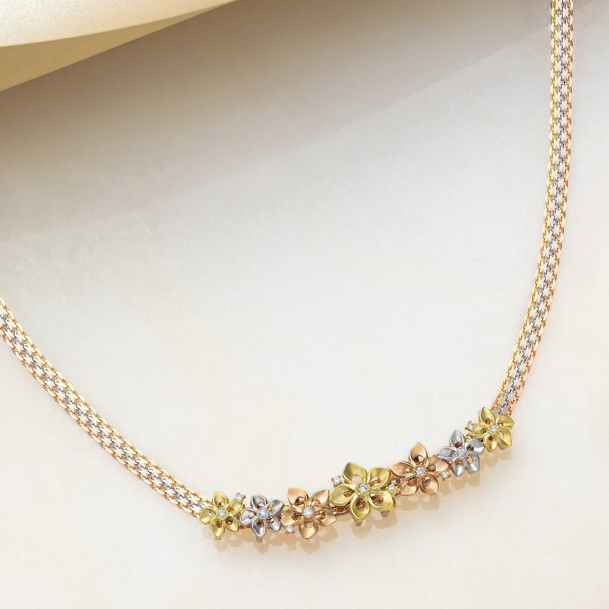 【限定3点】ダイヤモンド K18/プラチナネックレス(スリーカラー/フラワーモチーフ/4月誕生石/鑑別書付)《25V00201》