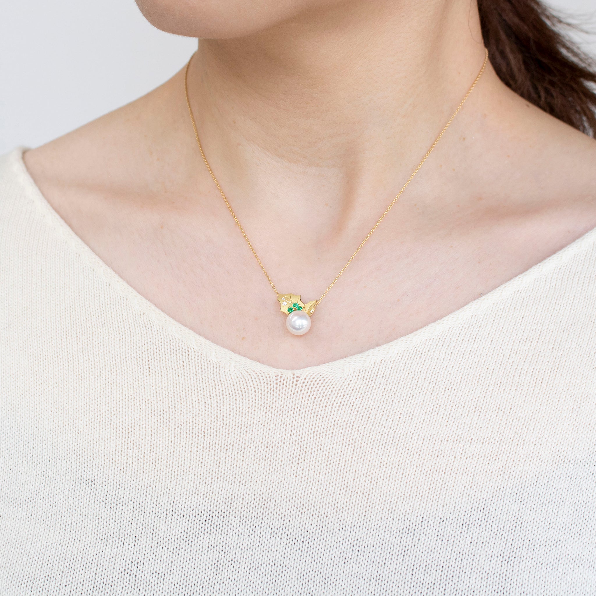 パール/エメラルド K18ネックレス(アコヤ真珠/8mm/ヒイラギモチーフ/6月誕生石/鑑別書付)《25V00401》