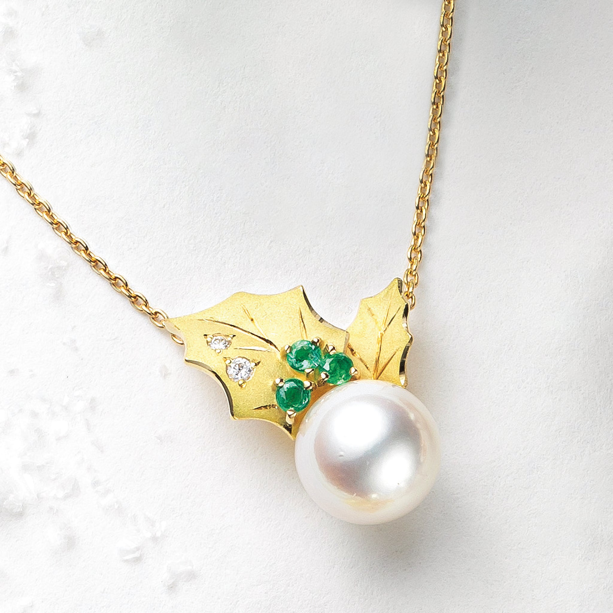 パール/エメラルド K18ネックレス(アコヤ真珠/8mm/ヒイラギモチーフ/6月誕生石/鑑別書付)《25V00401》