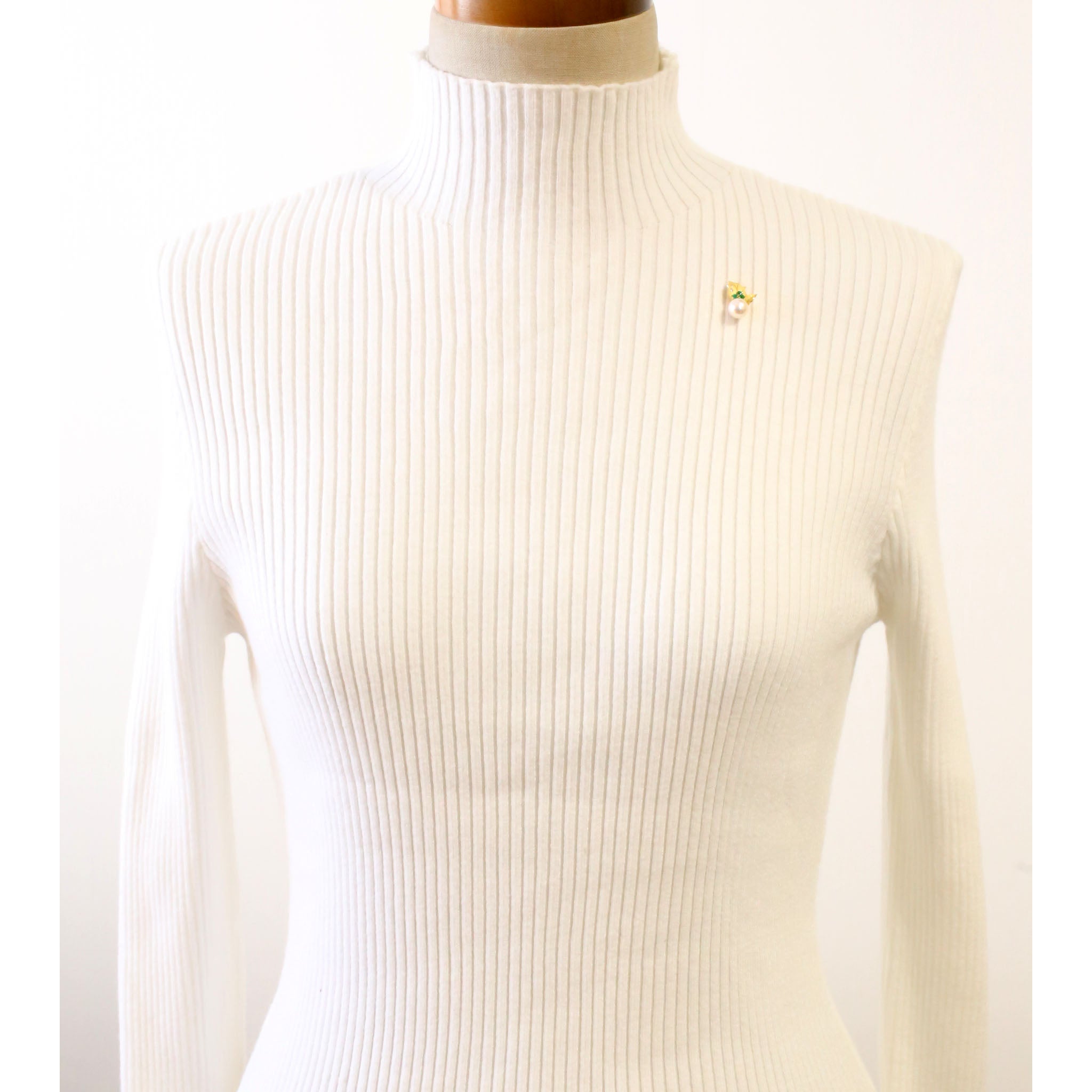 パール/エメラルド K18ブローチ(アコヤ真珠/8mm/ヒイラギモチーフ/6月誕生石/鑑別書付)《25V00402》