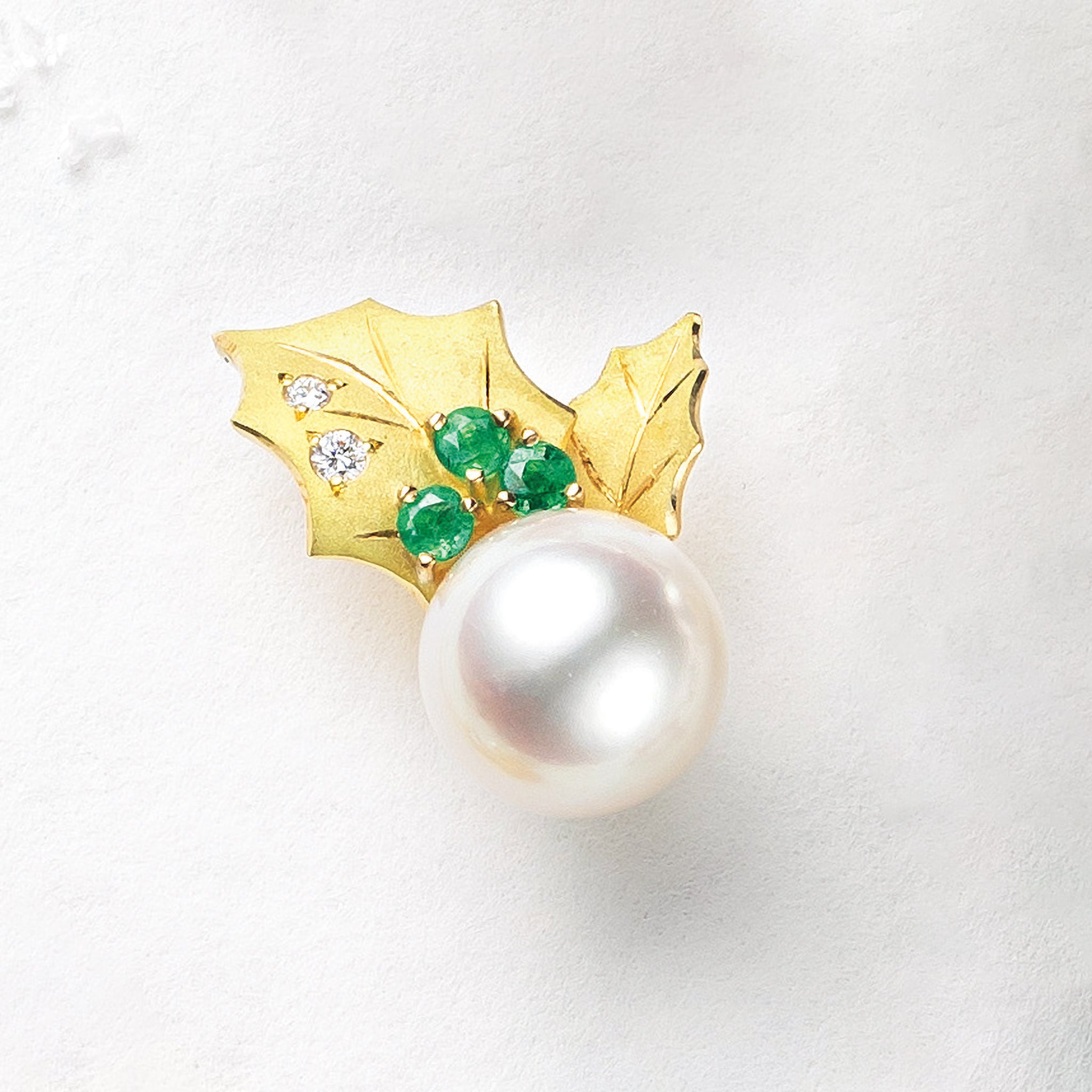 パール/エメラルド K18ブローチ(アコヤ真珠/8mm/ヒイラギモチーフ/6月誕生石/鑑別書付)《25V00402》