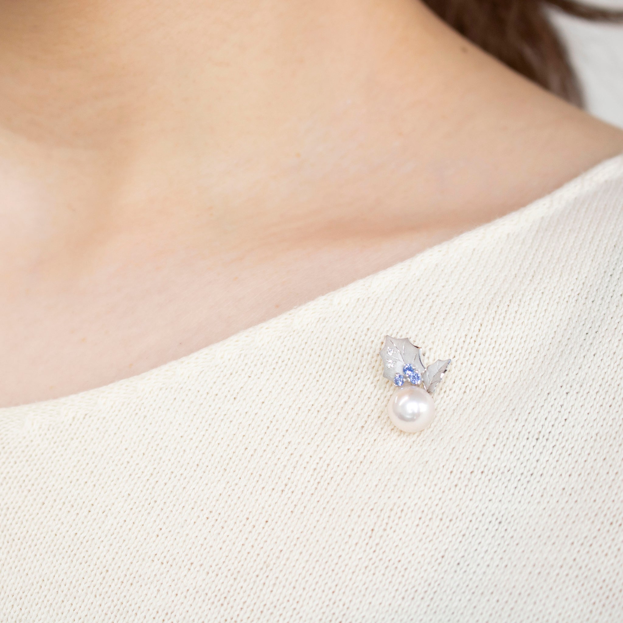 パール/サファイア プラチナブローチ(アコヤ真珠/8mm/ヒイラギモチーフ/6月誕生石)《25V00405》