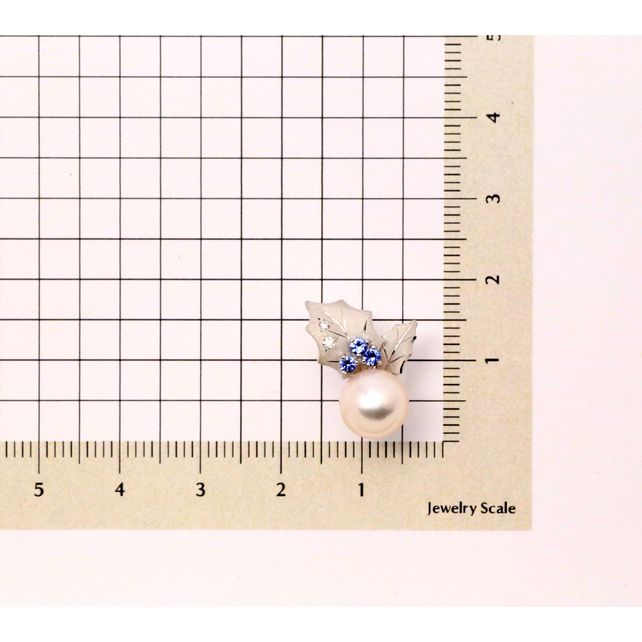 パール/サファイア プラチナブローチ(アコヤ真珠/8mm/ヒイラギモチーフ/6月誕生石)《25V00405》