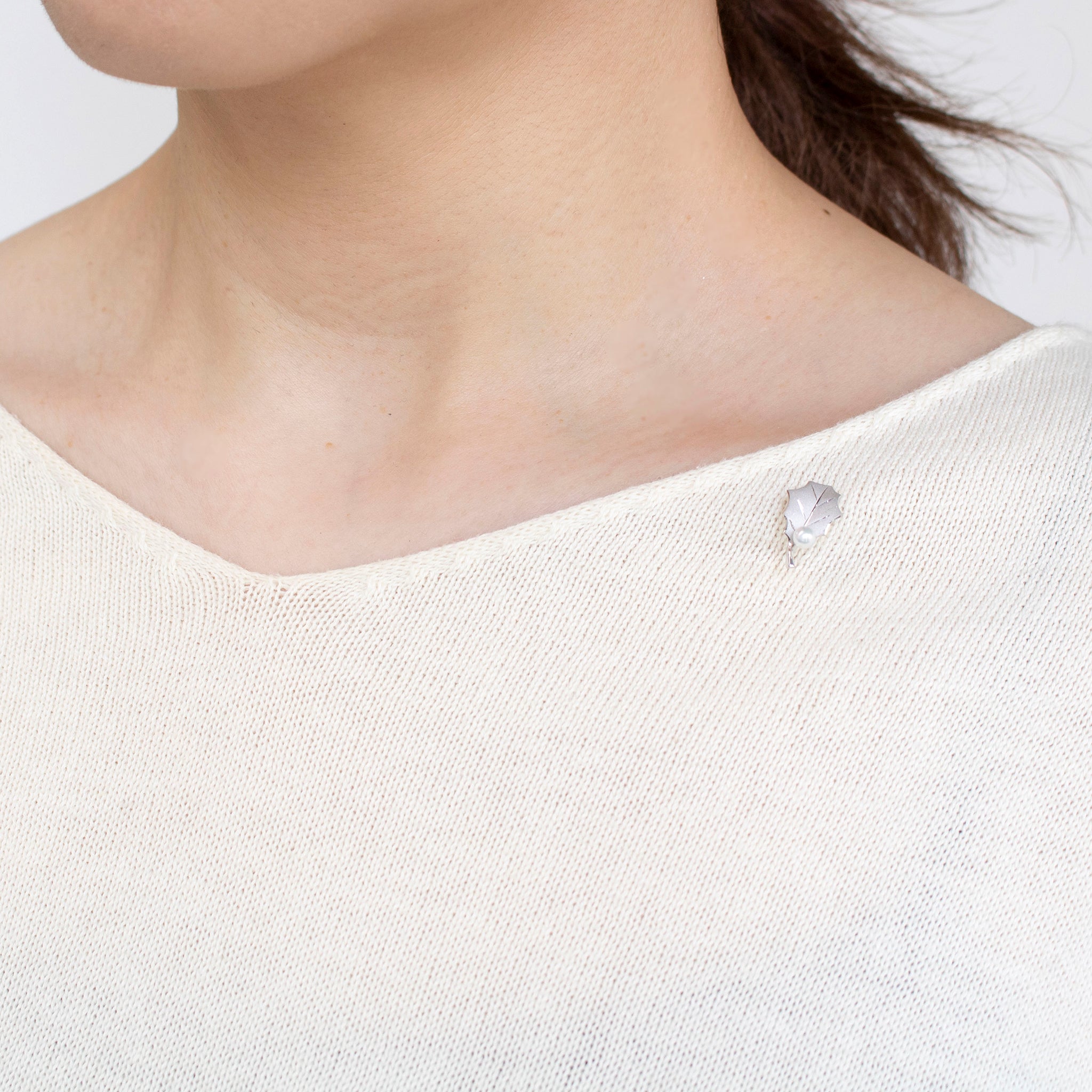 パール プラチナブローチ(アコヤ真珠/ヒイラギモチーフ/6月誕生石)《25V00406》