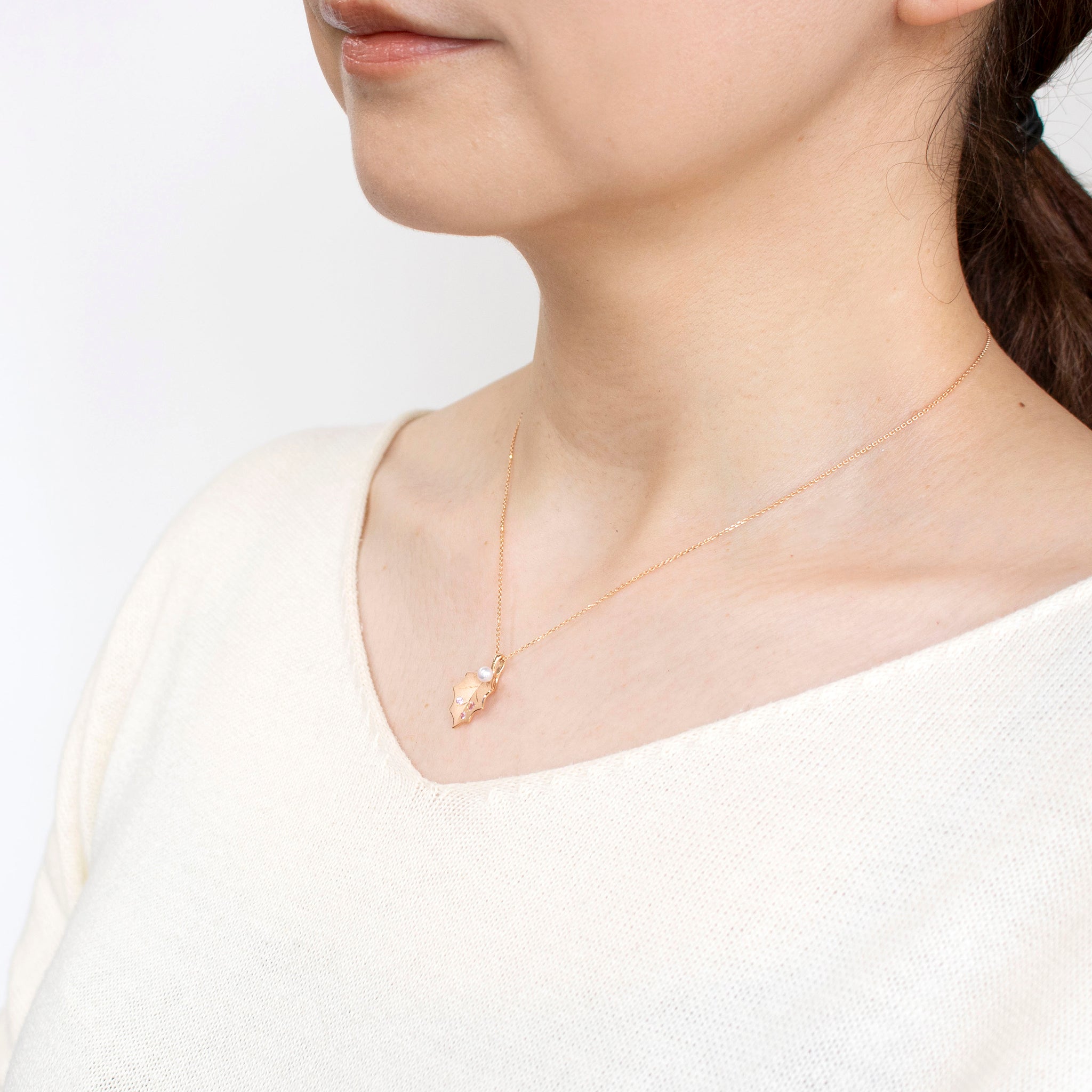 パール/ピンクサファイア K18ネックレス(アコヤ真珠/ヒイラギモチーフ/6月誕生石/鑑別書付)《25V00407》