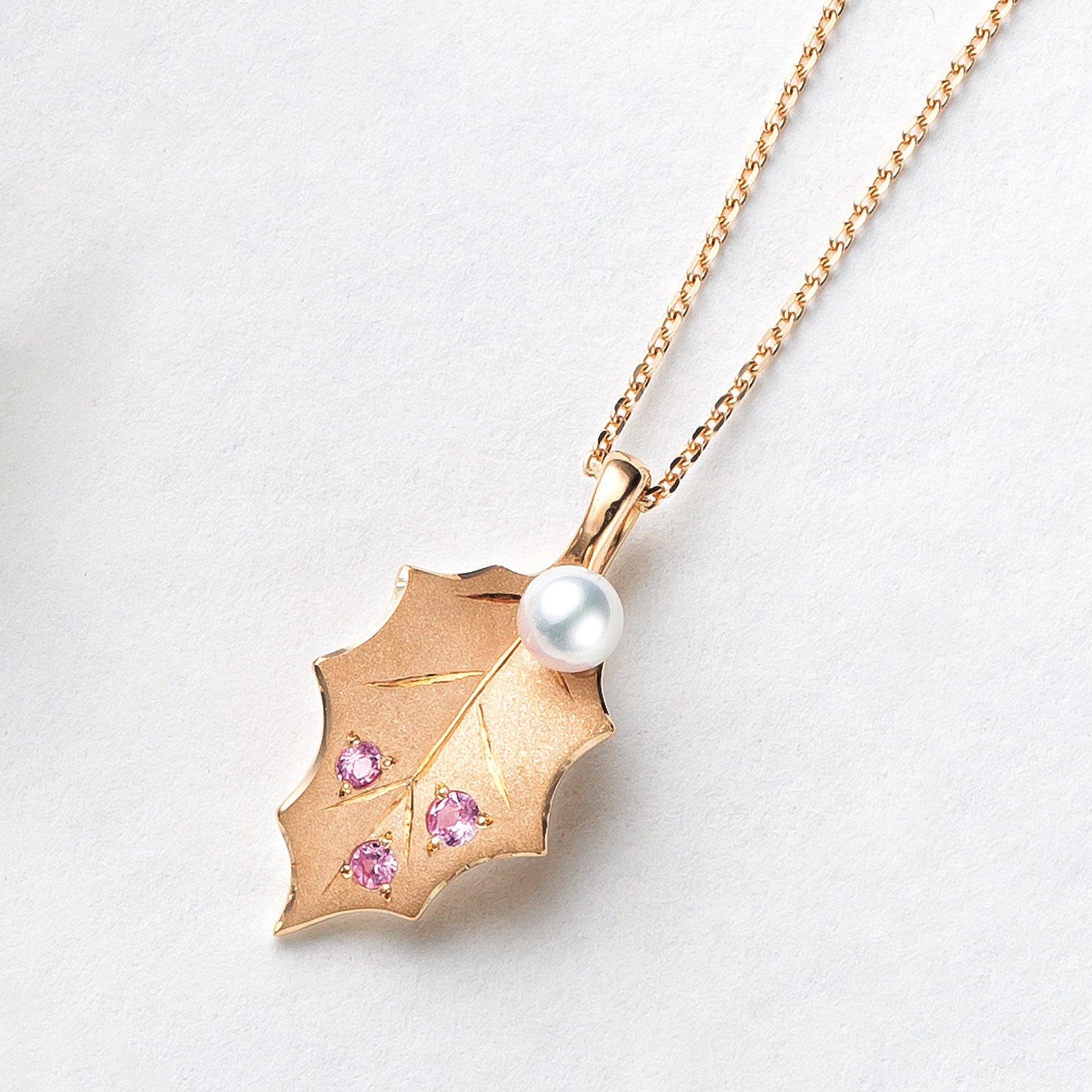パール/ピンクサファイア K18ネックレス(アコヤ真珠/ヒイラギモチーフ/6月誕生石/鑑別書付)《25V00407》