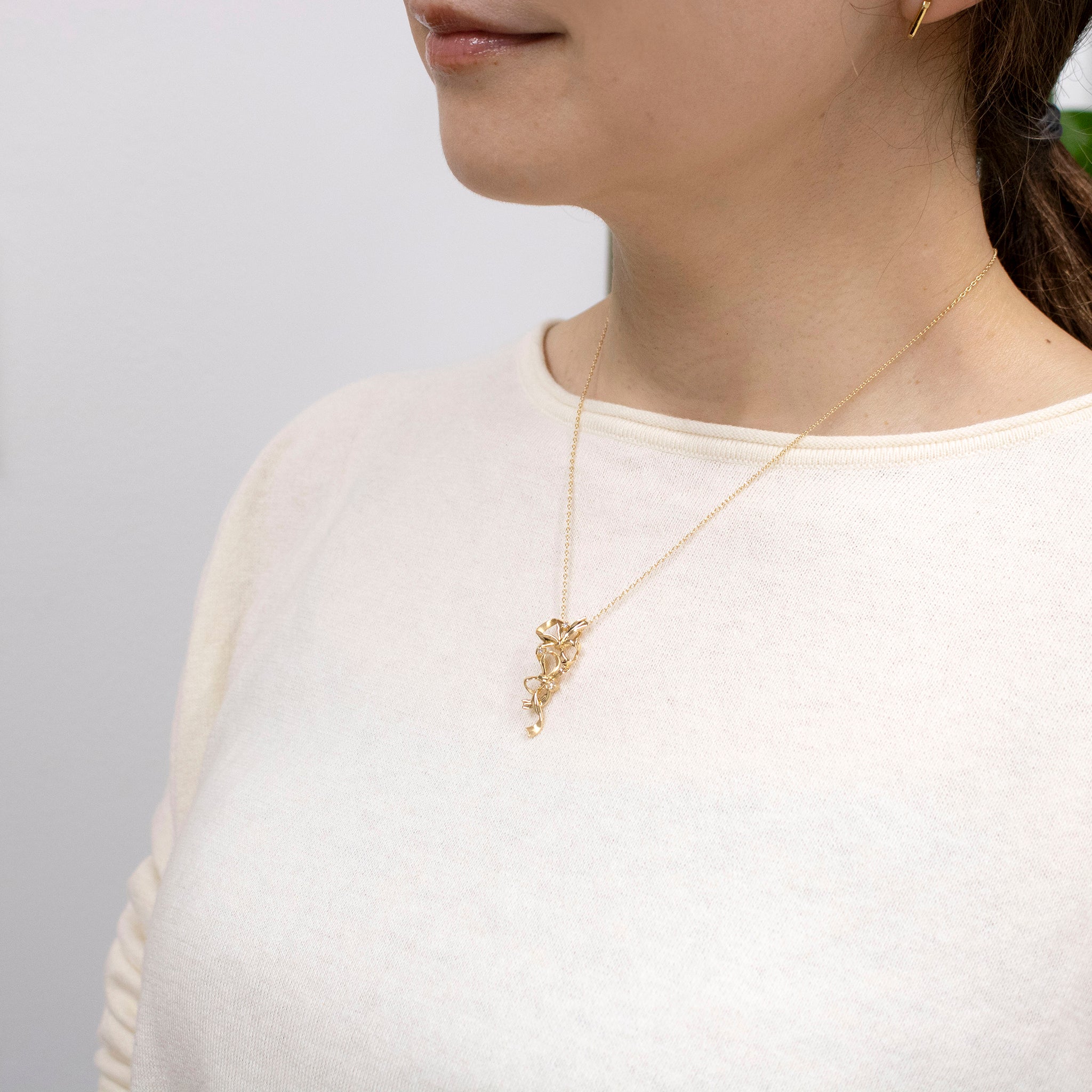 ダイヤモンド K18ネックレス(NINA RICCI/リボンモチーフ/4月誕生石)《25V01005》