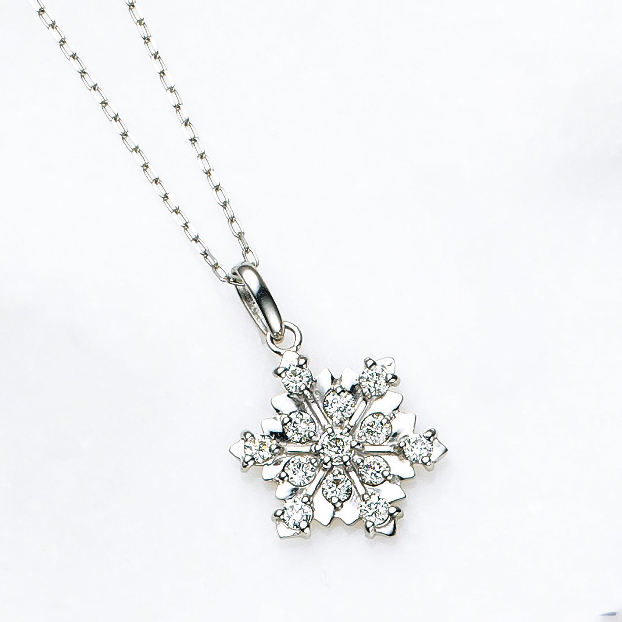 ダイヤモンド プラチナネックレス(雪の結晶モチーフ/4月誕生石)《25V01202》