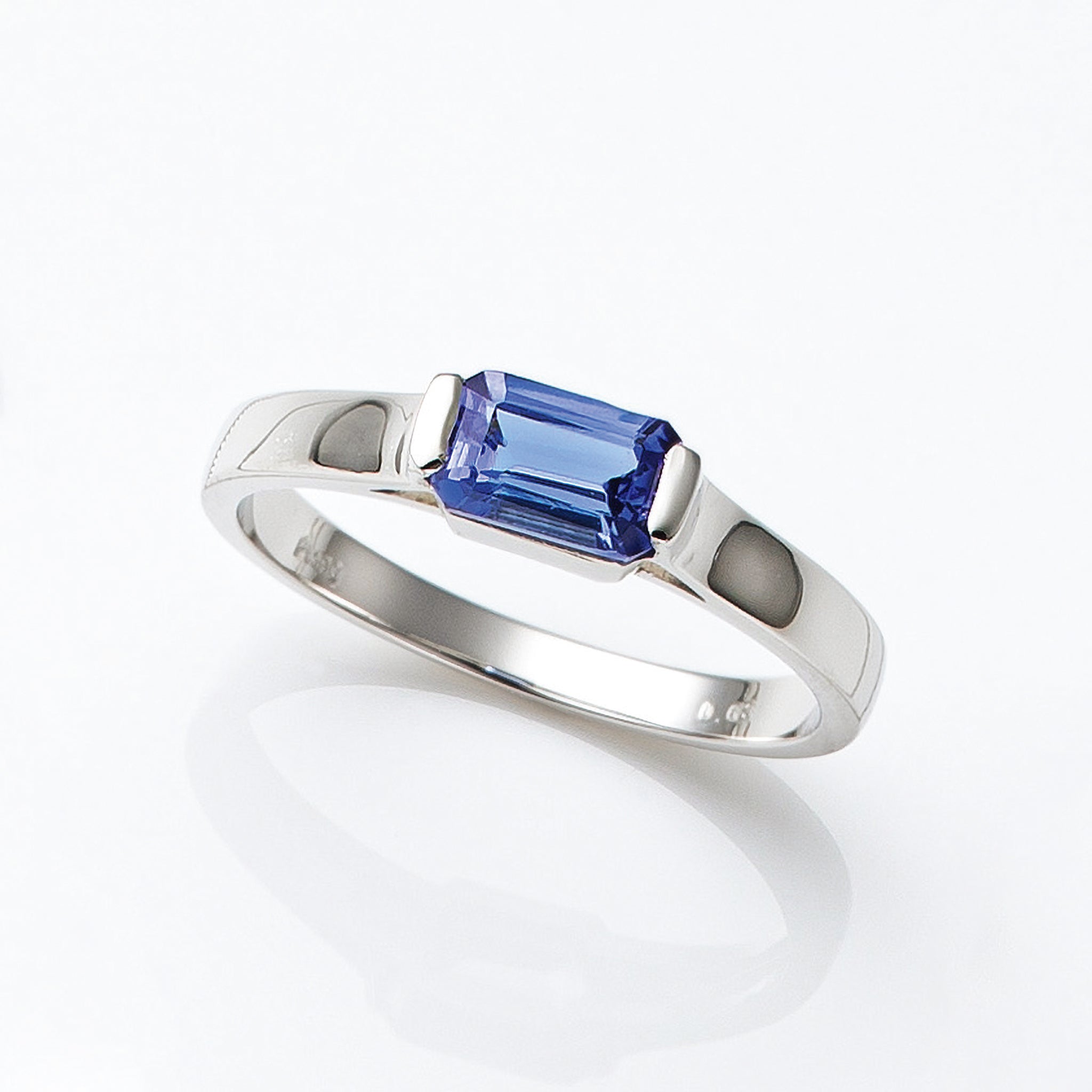 タンザナイト プラチナリング(エメラルドカット/12月誕生石)《25V01603》