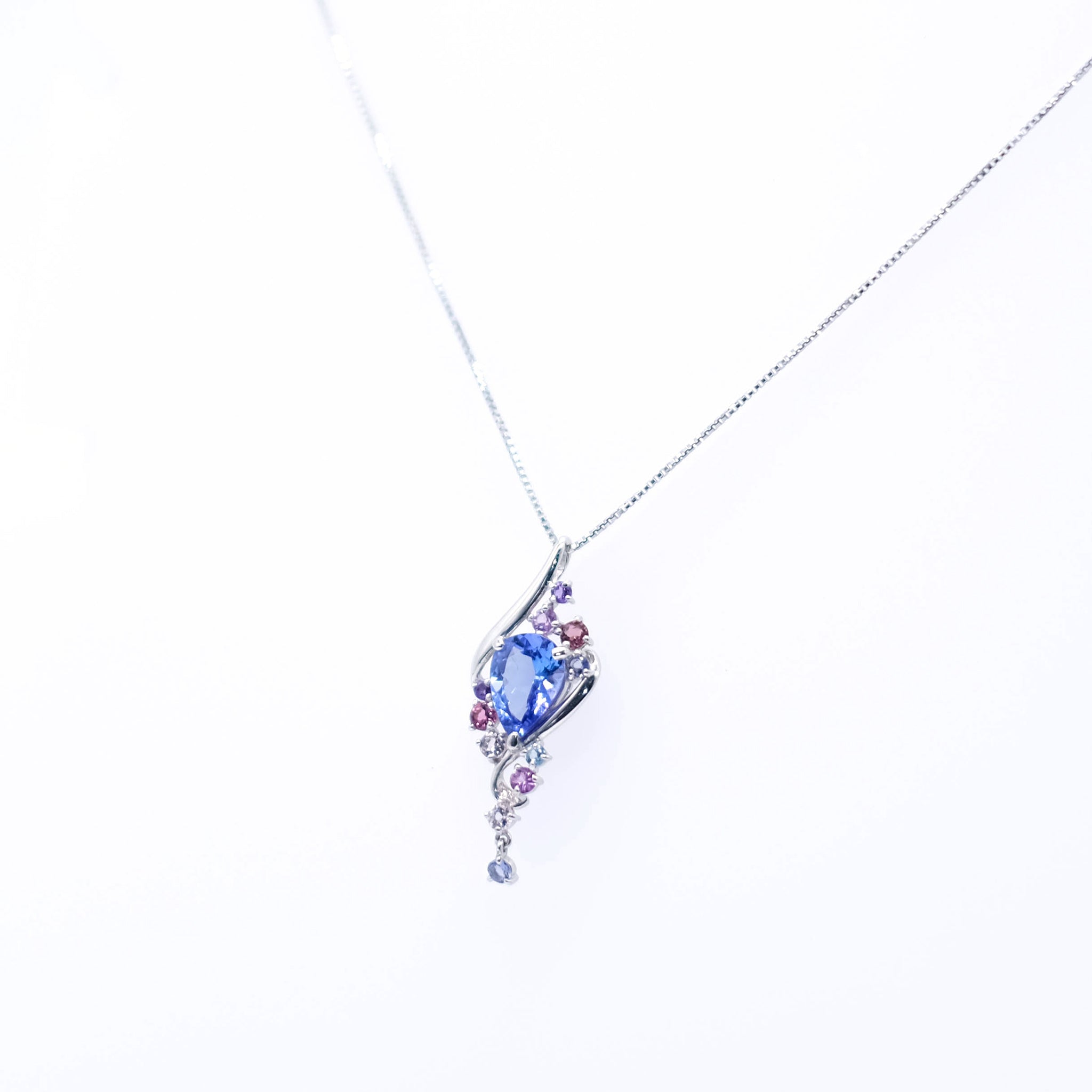 タンザナイト/マルチカラー プラチナネックレス(ペアシェイプ/12月誕生石)《25V01610》
