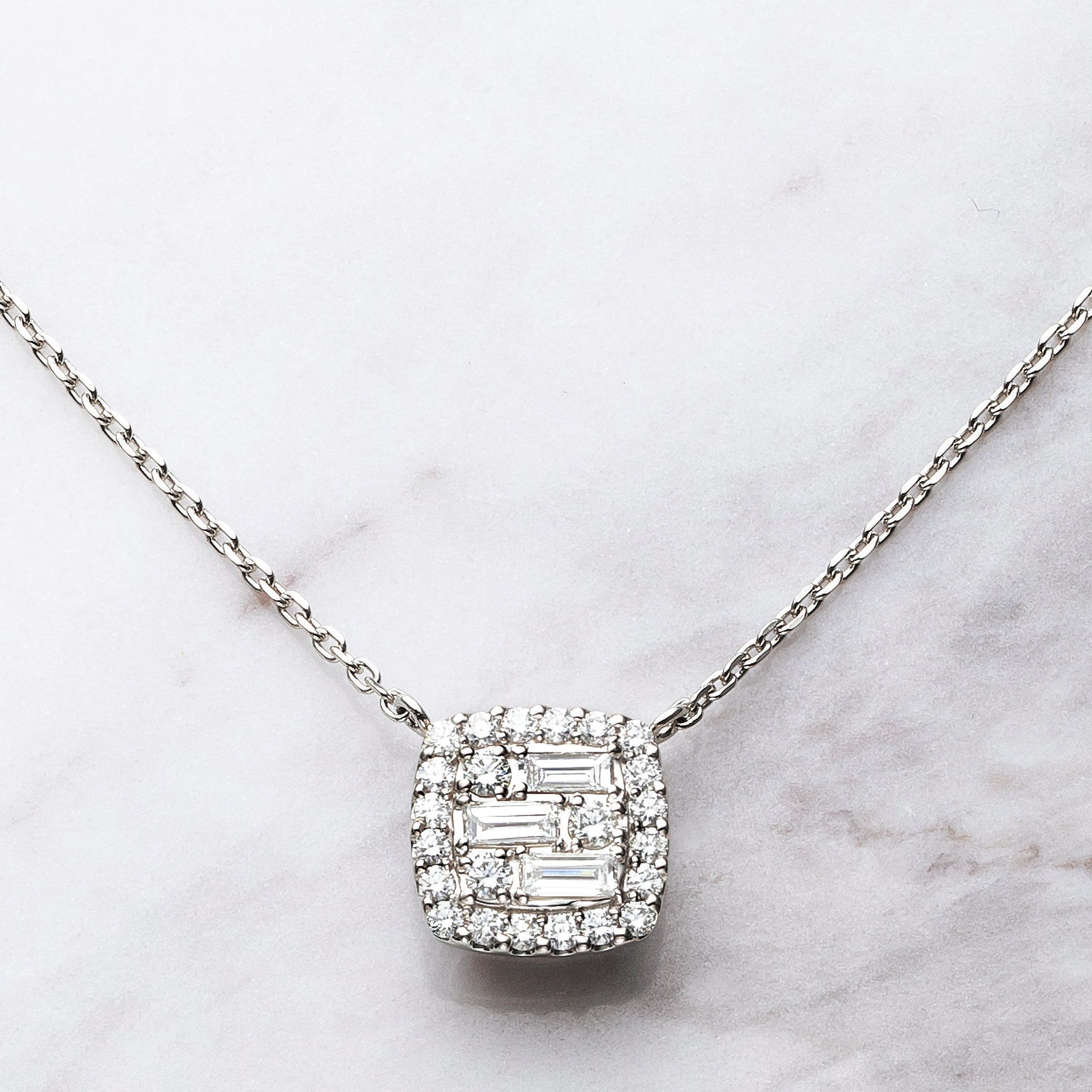 ダイヤモンド プラチナネックレス(バゲットカット/4月誕生石)《25V01806》