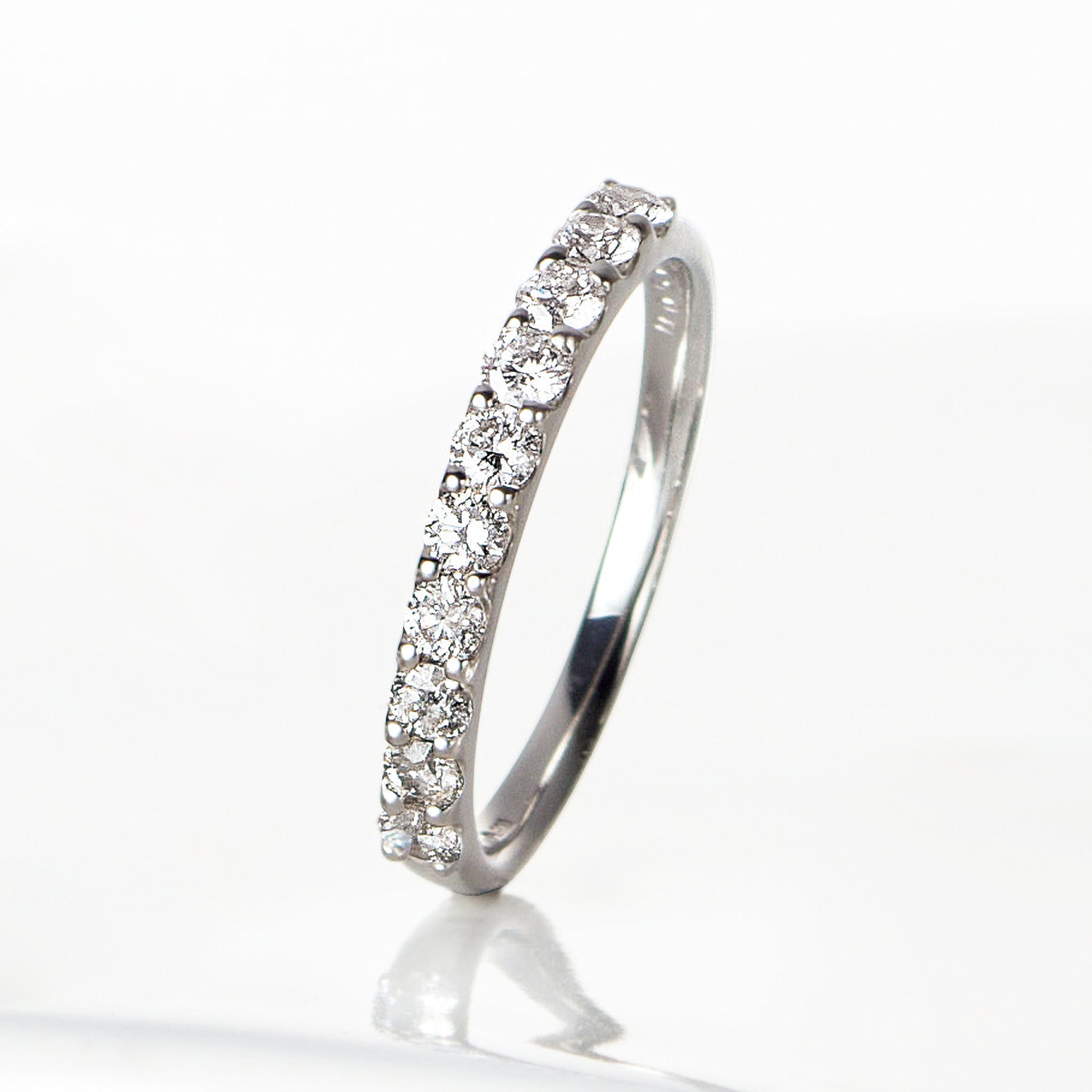 ダイヤモンド プラチナリング(計0.5カラット/ハーフエタニティ/4月誕生石)《25V02402》