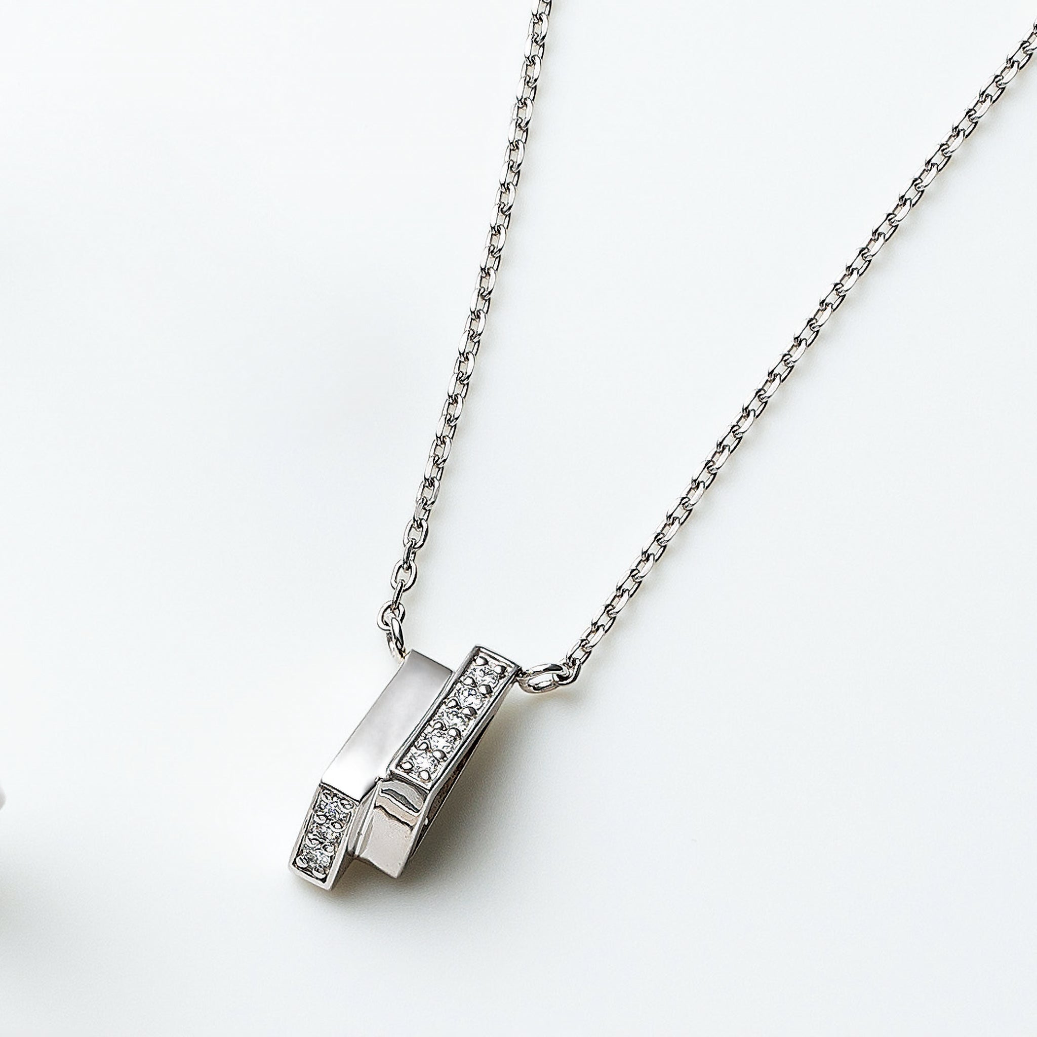 ダイヤモンド プラチナネックレス(4月誕生石)《25V02410》