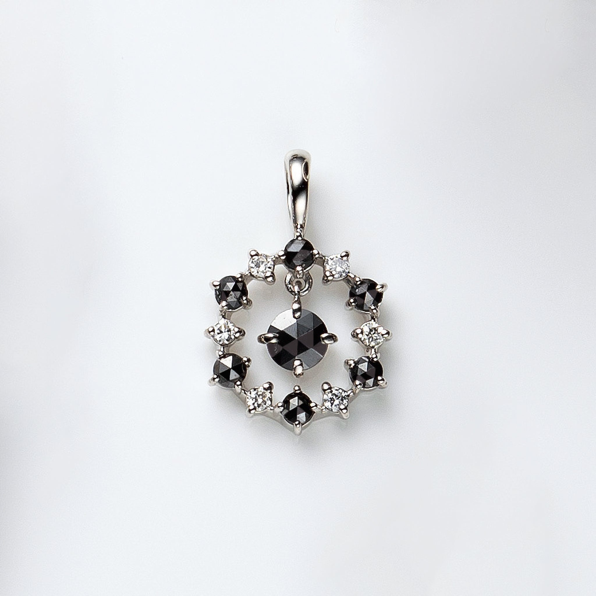 ブラックダイヤモンド/ダイヤモンド プラチナペンダント(4月誕生石)《25V03006》