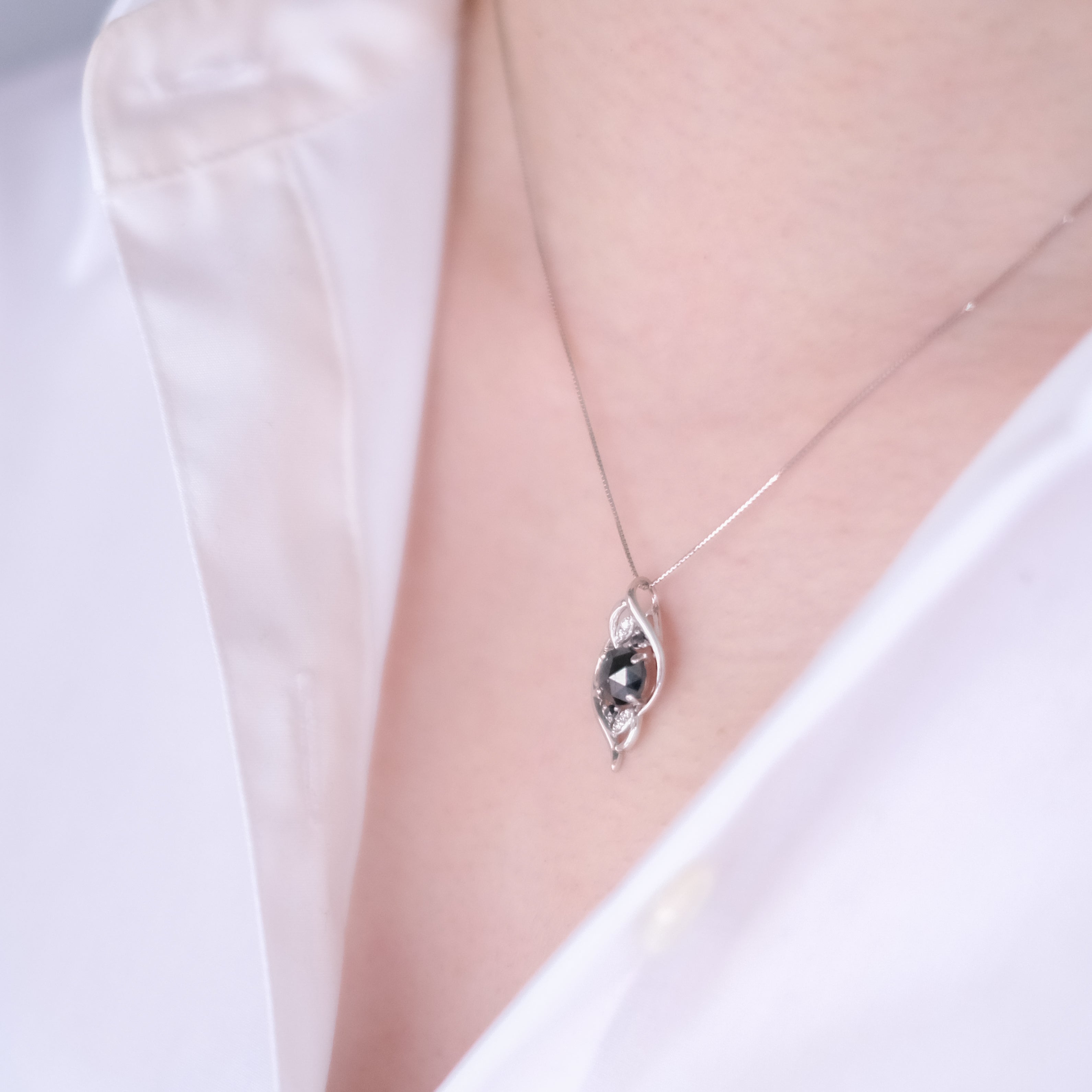 ブラックダイヤモンド/ダイヤモンド プラチナペンダント(1.04カラット/4月誕生石)《25V03007》