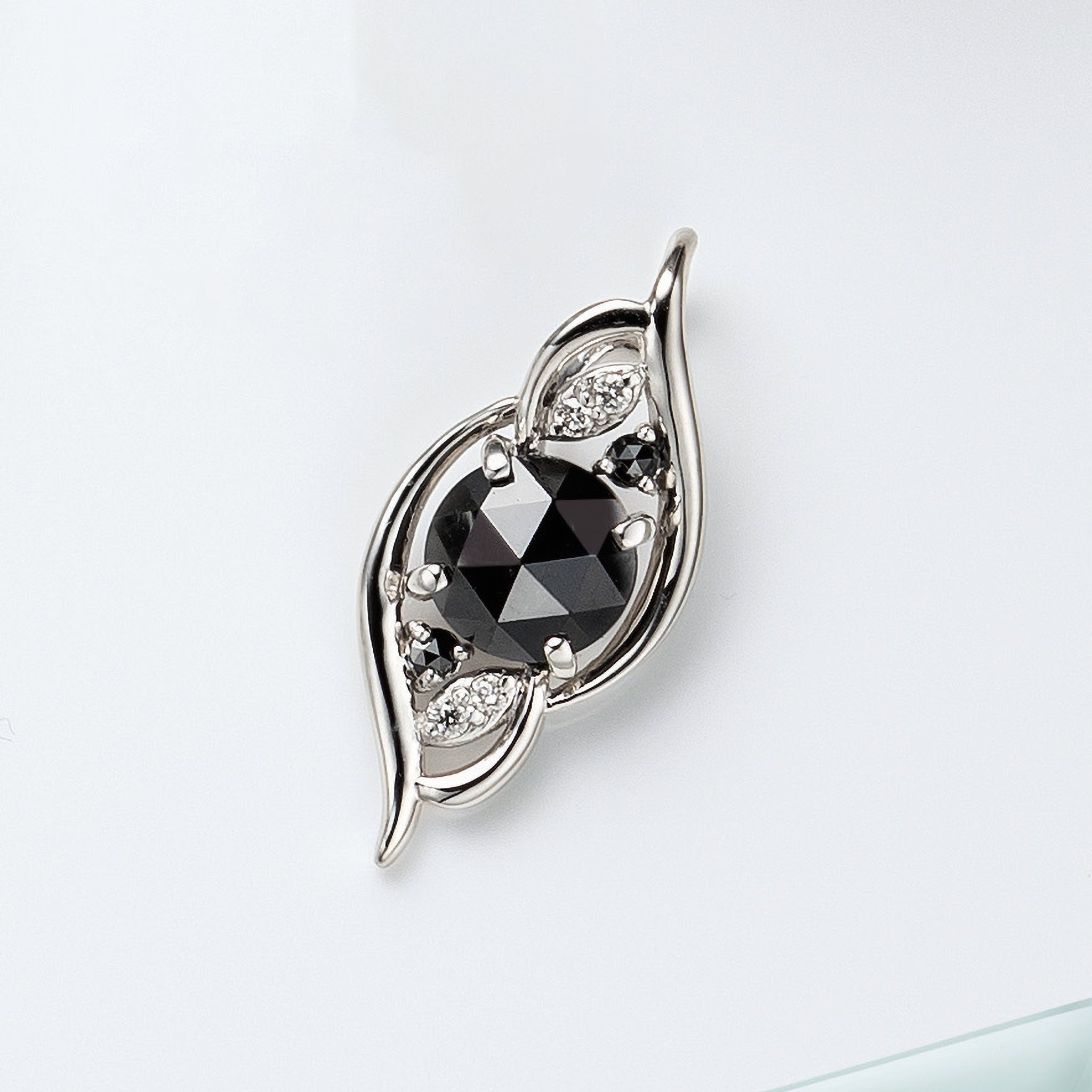 ブラックダイヤモンド/ダイヤモンド プラチナペンダント(1.04カラット/4月誕生石)《25V03007》