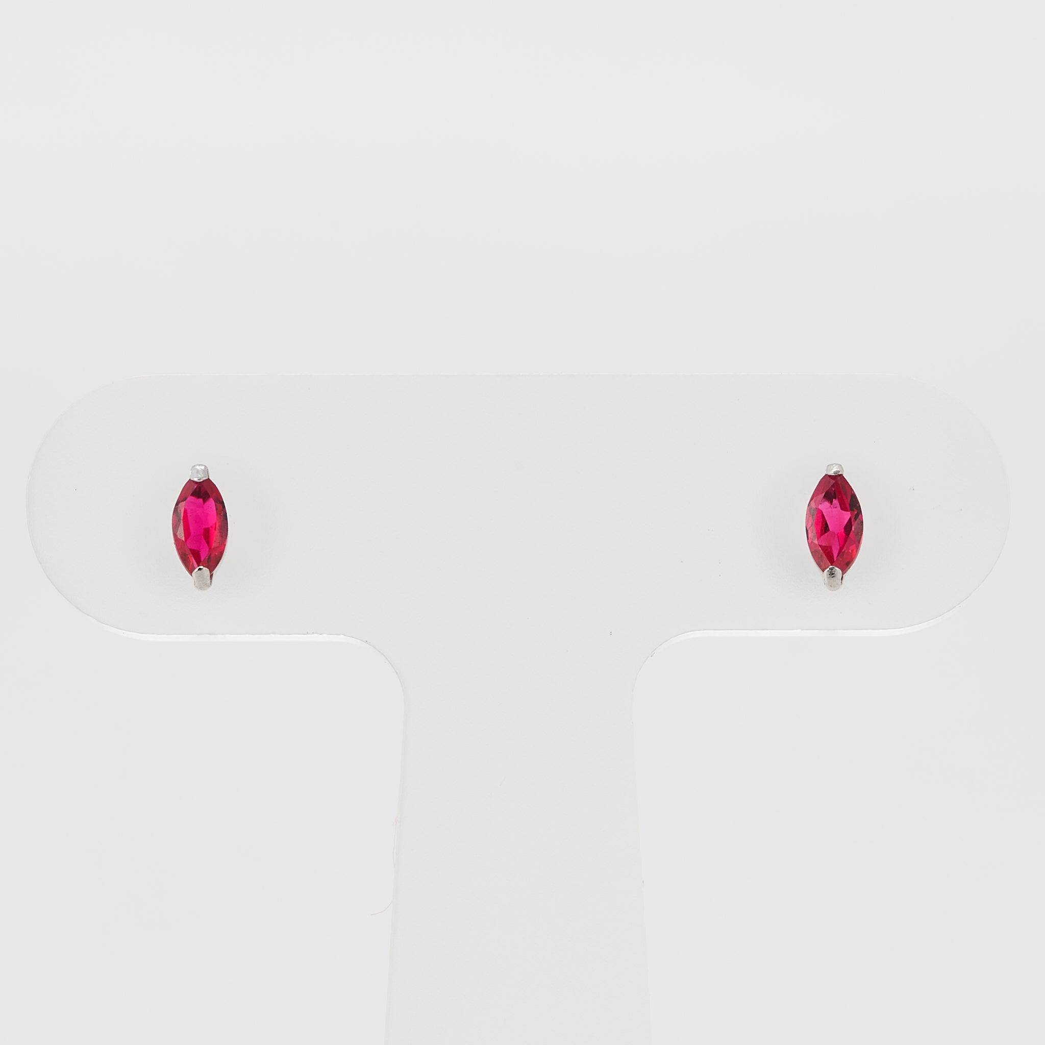 レッドスピネル プラチナピアス(8月誕生石)《25V03404》