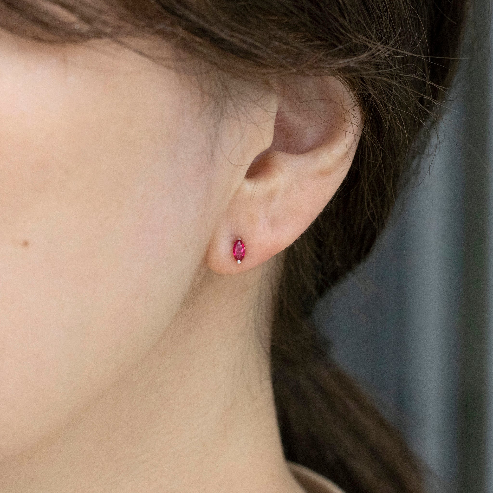 レッドスピネル プラチナピアス(8月誕生石)《25V03404》