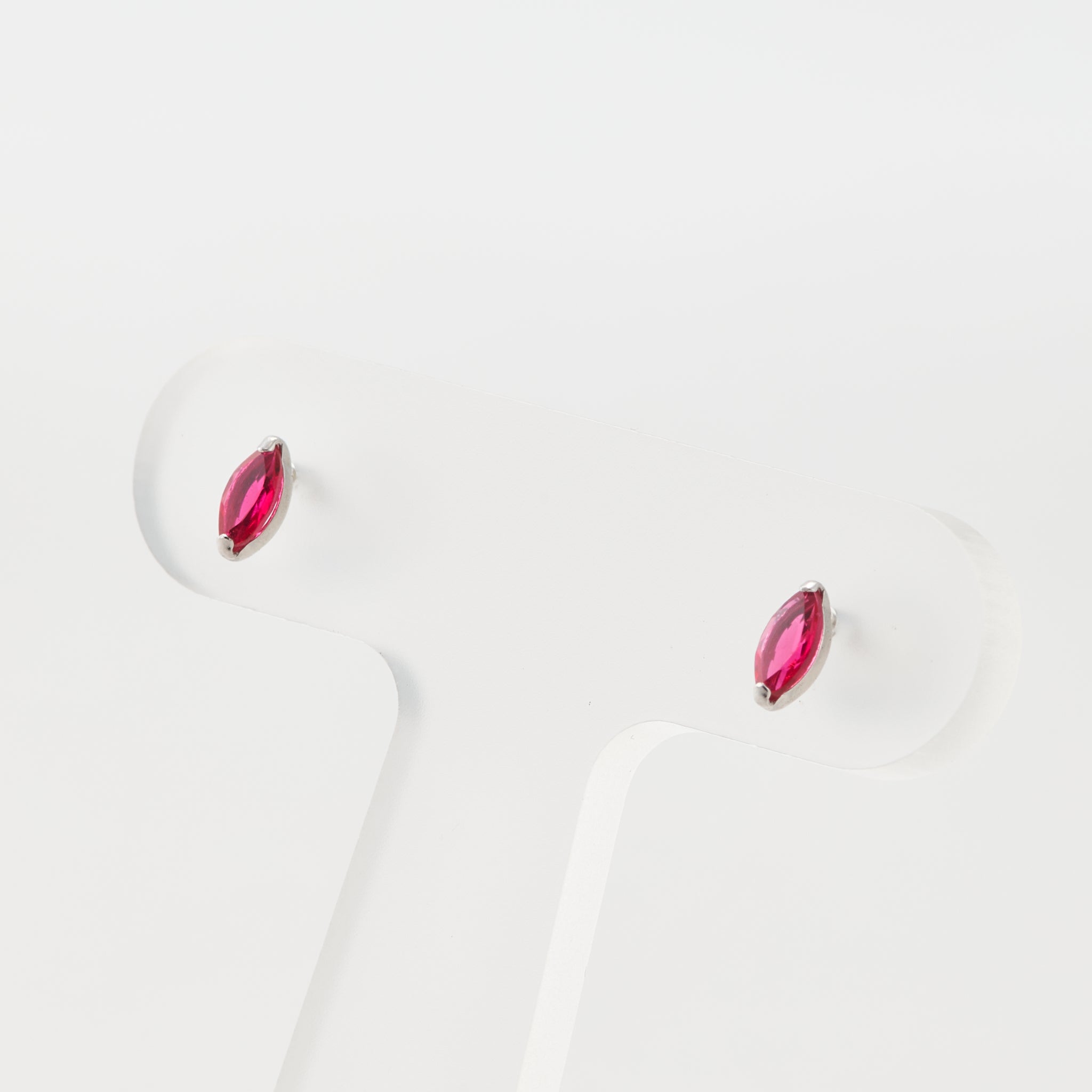 レッドスピネル プラチナピアス(8月誕生石)《25V03404》