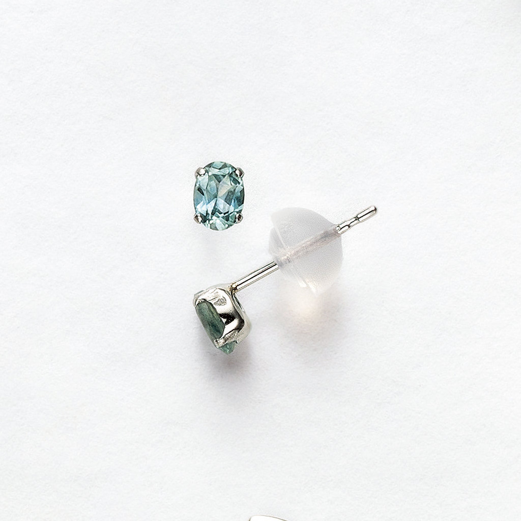 サファイア プラチナピアス(9月誕生石)《25V03408》