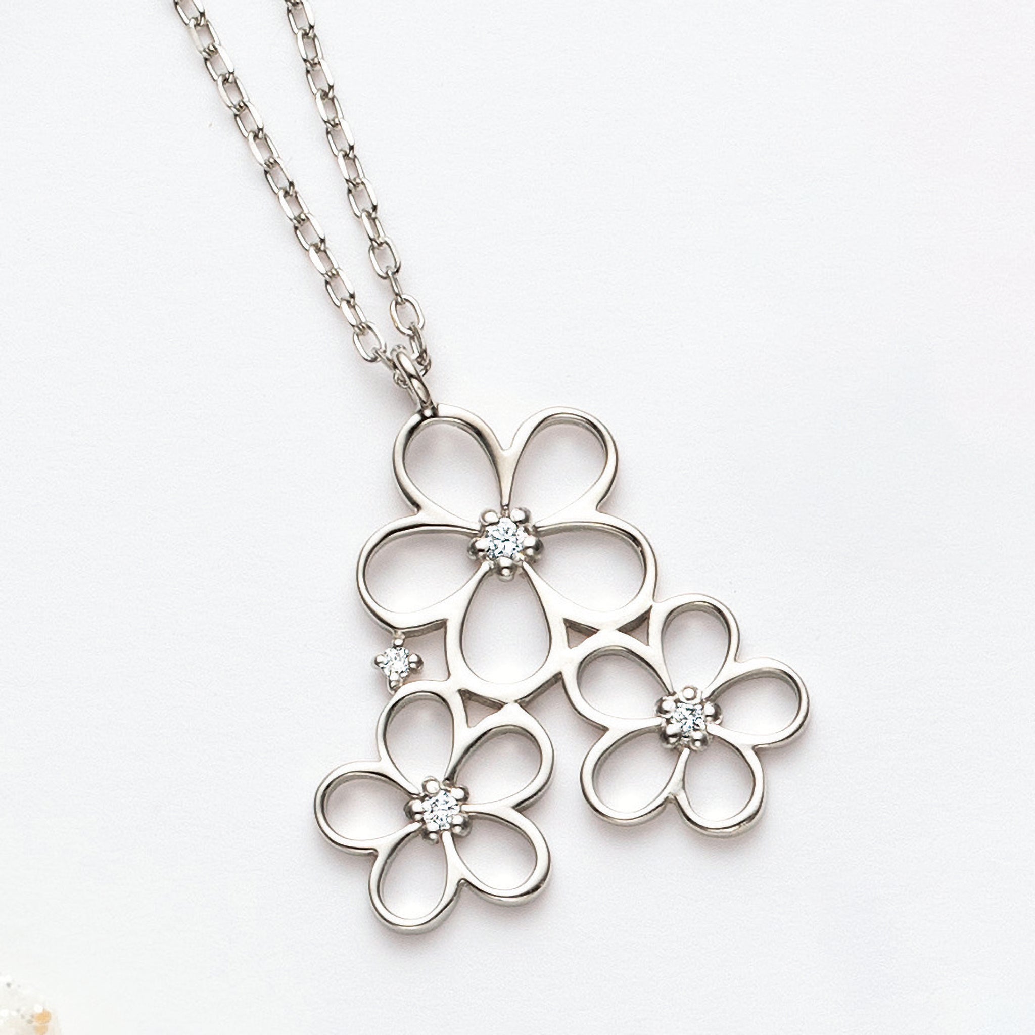 ダイヤモンド プラチナネックレス(フラワーモチーフ/4月誕生石)《25V03501》