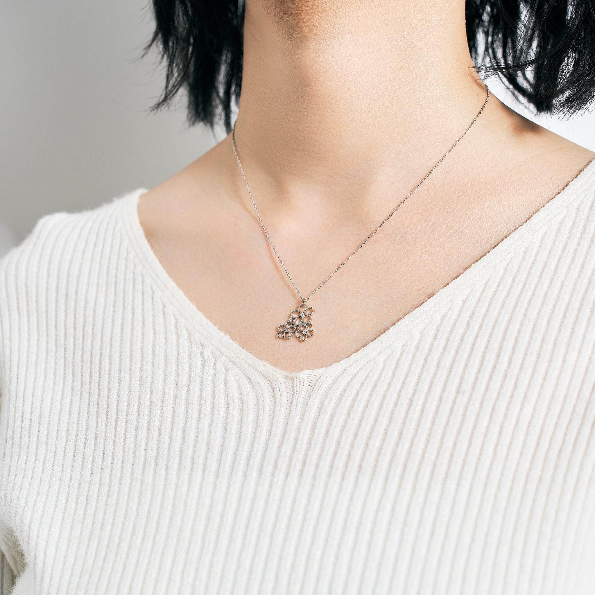 ダイヤモンド プラチナネックレス(フラワーモチーフ/4月誕生石)《25V03501》