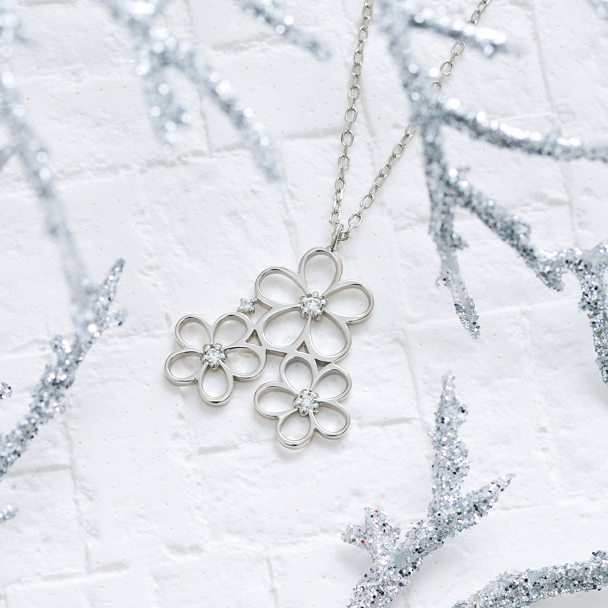 ダイヤモンド プラチナネックレス(フラワーモチーフ/4月誕生石)《25V03501》