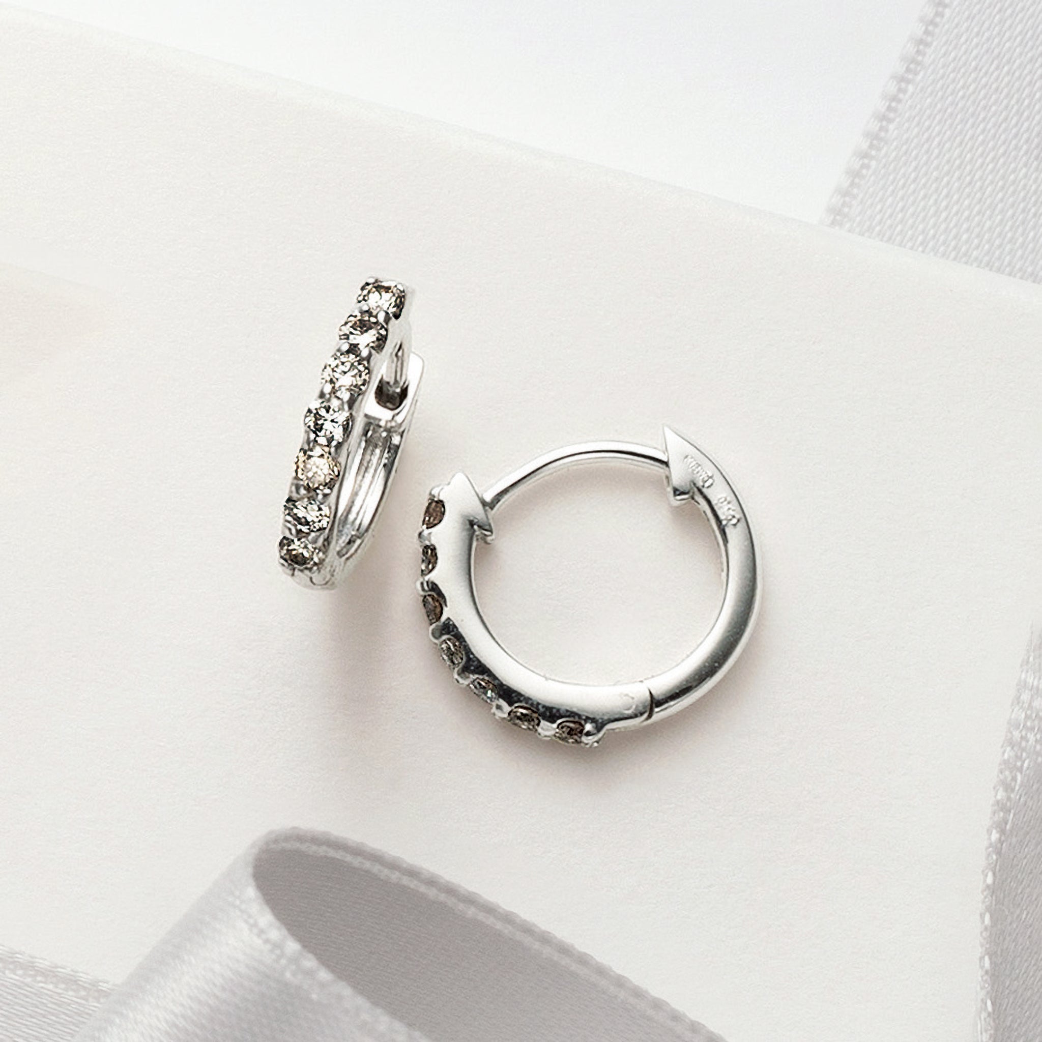 ダイヤモンド K18ピアス(フープ/4月誕生石)《25V03509》