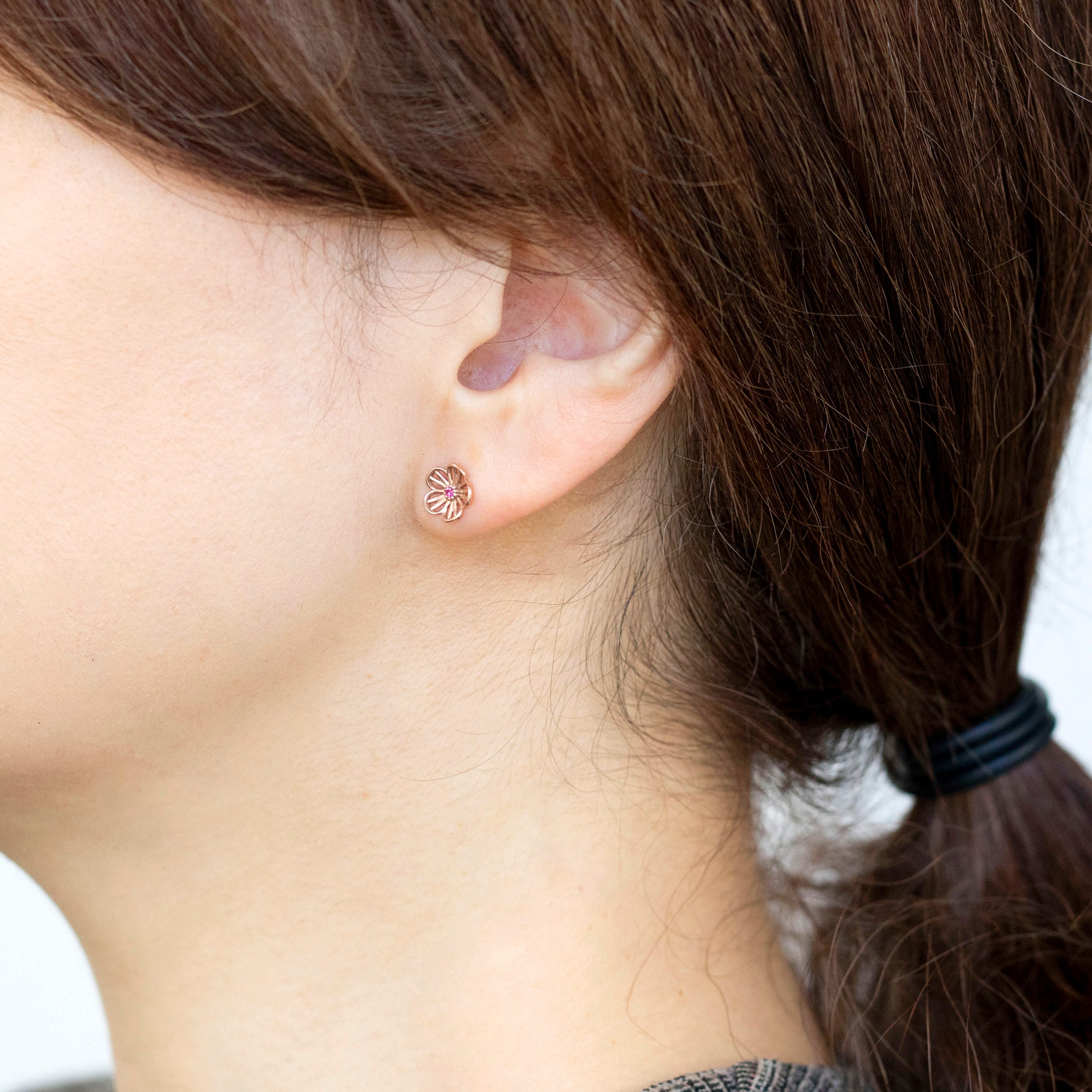 ルビー K10ピアス(梅の花モチーフ/7月誕生石)《25V03706》