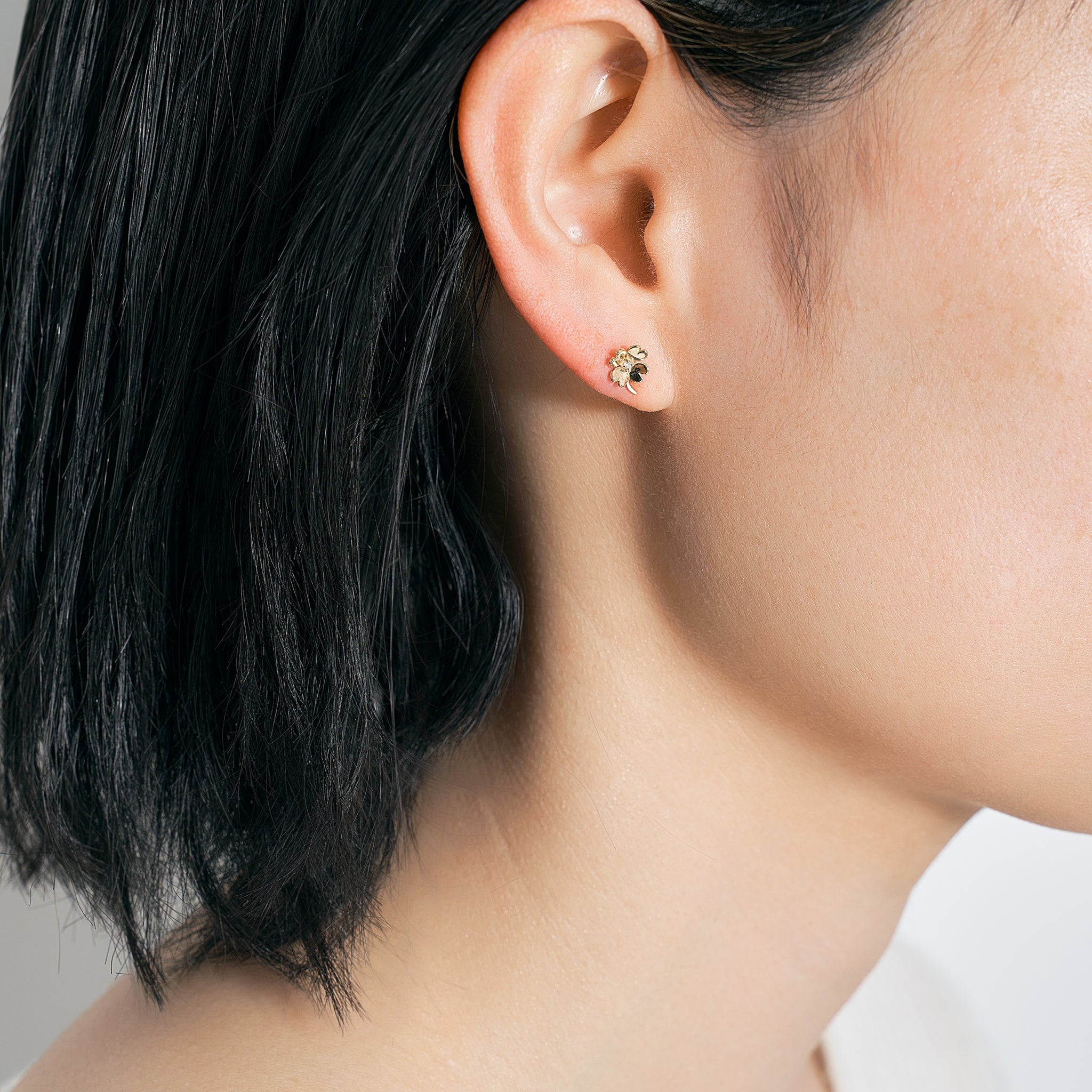 ダイヤモンド K10ピアス(クローバーモチーフ/4月誕生石)《25V03708》