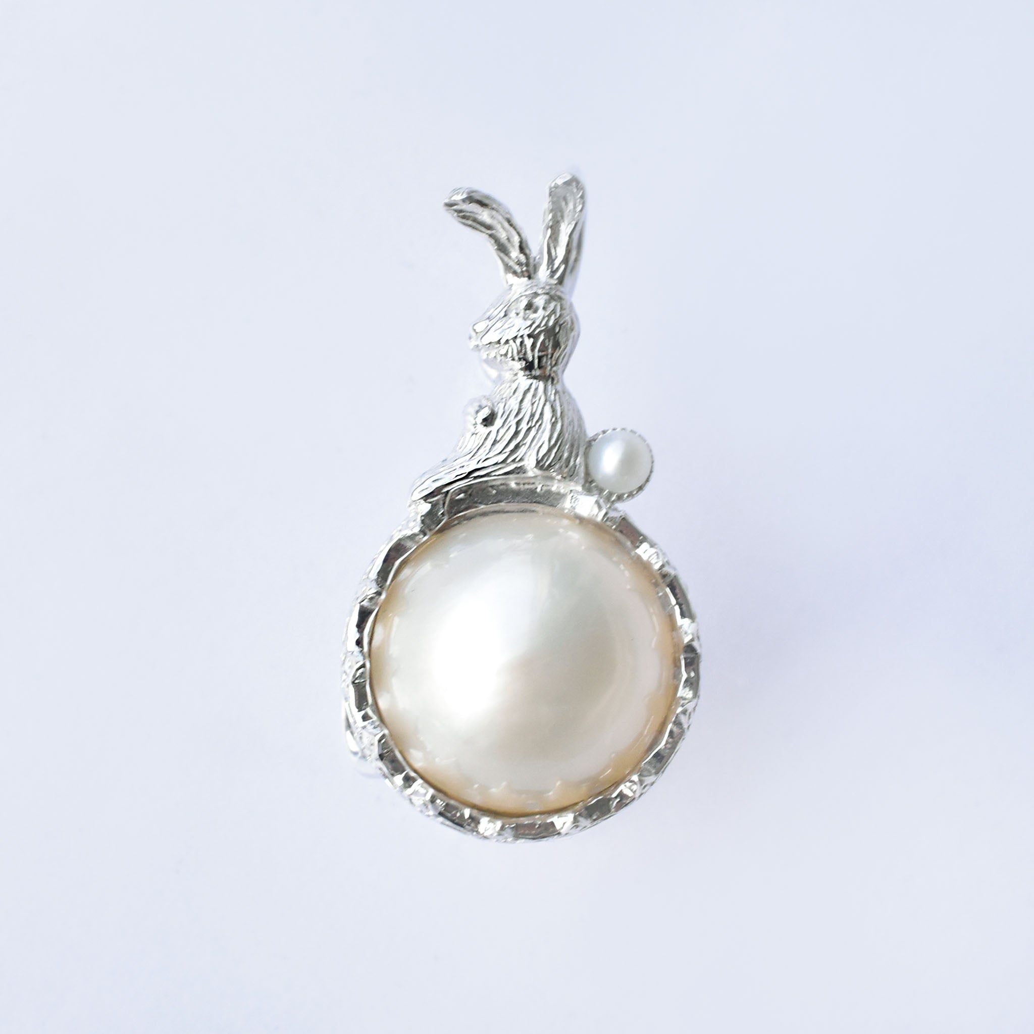 パール シルバーブローチ兼ペンダントトップ(マベ真珠/11mm/ウサギモチーフ/6月誕生石)《25V03812》
