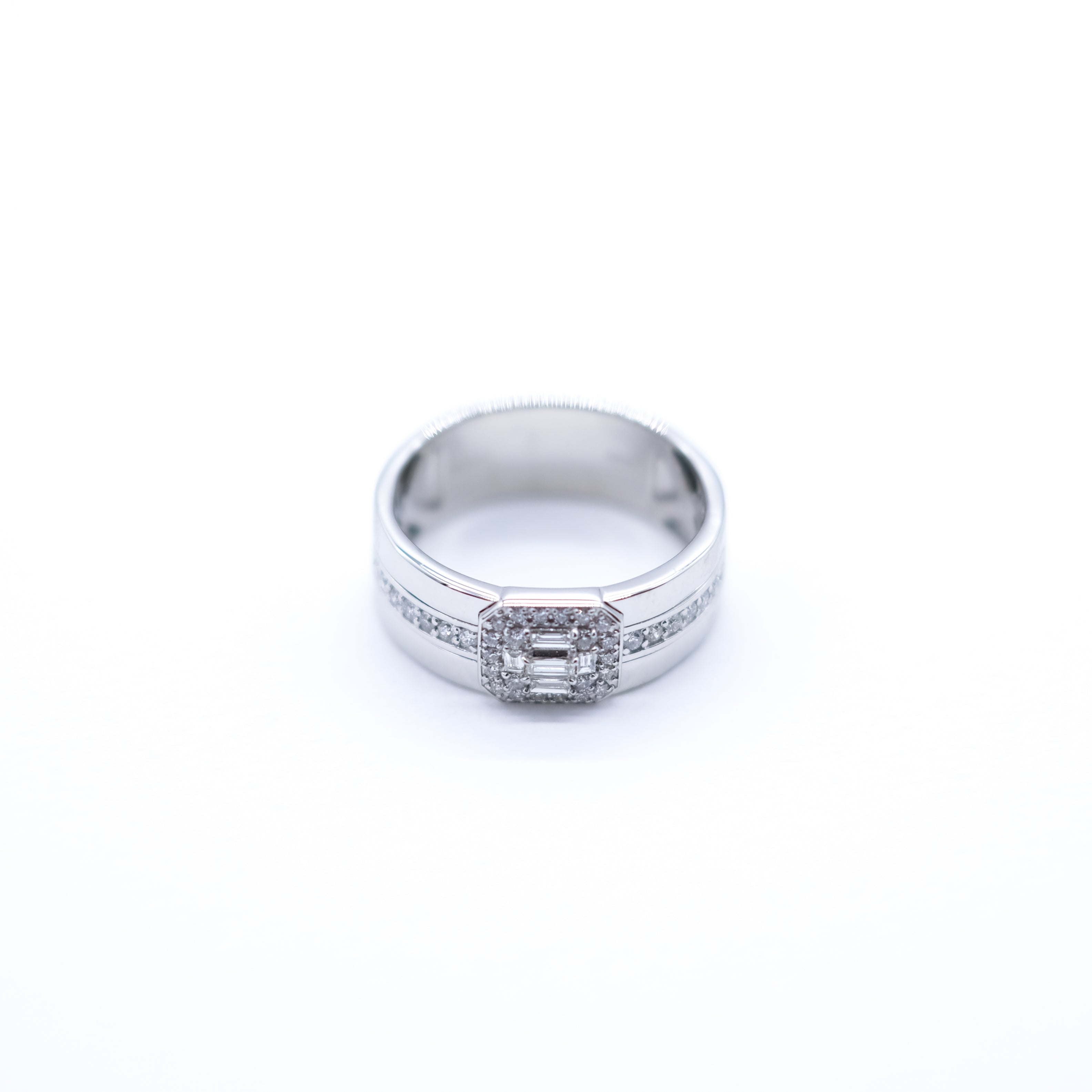 ダイヤモンド プラチナリング(4月誕生石/鑑別書付)《25V03912》