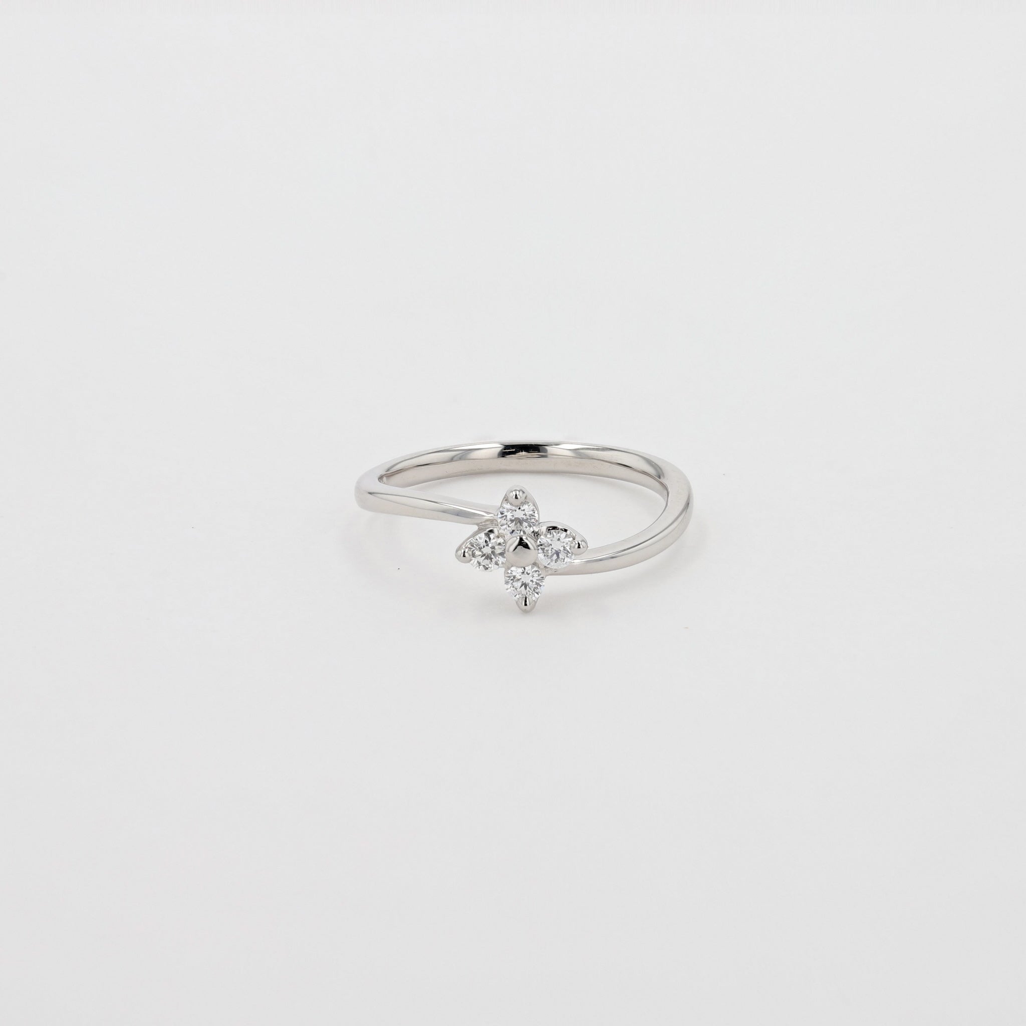 ダイヤモンド プラチナリング(クローバーモチーフ/ピンキー/4月誕生石)《26A00305》