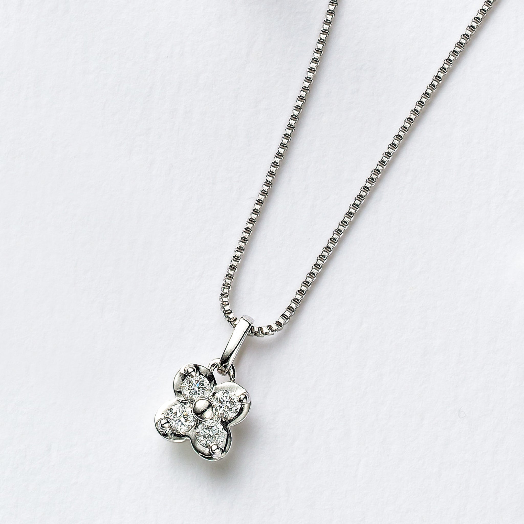 ダイヤモンド プラチナネックレス(クローバーモチーフ/4月誕生石