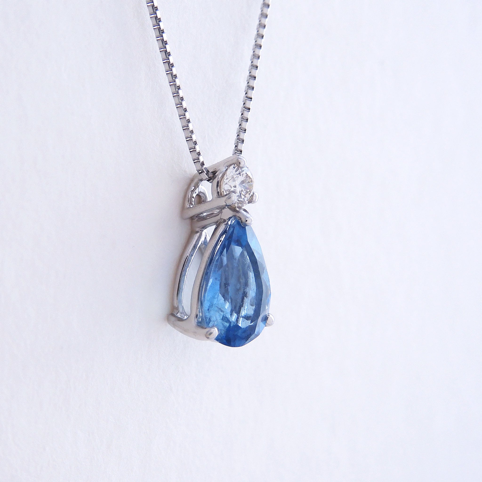 アクアマリン/ダイヤモンド プラチナネックレス(0.7カラット/サンタマリアカラー/ペアシェイプ/3月誕生石/鑑別書付)《26A00706》