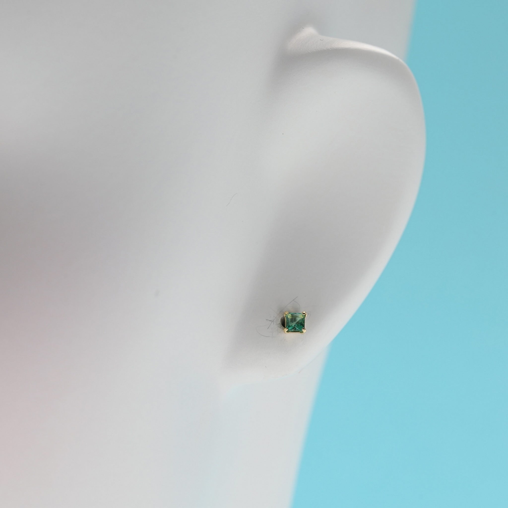 エメラルド K18ピアス(スクエアカット/5月誕生石)《26A01307》