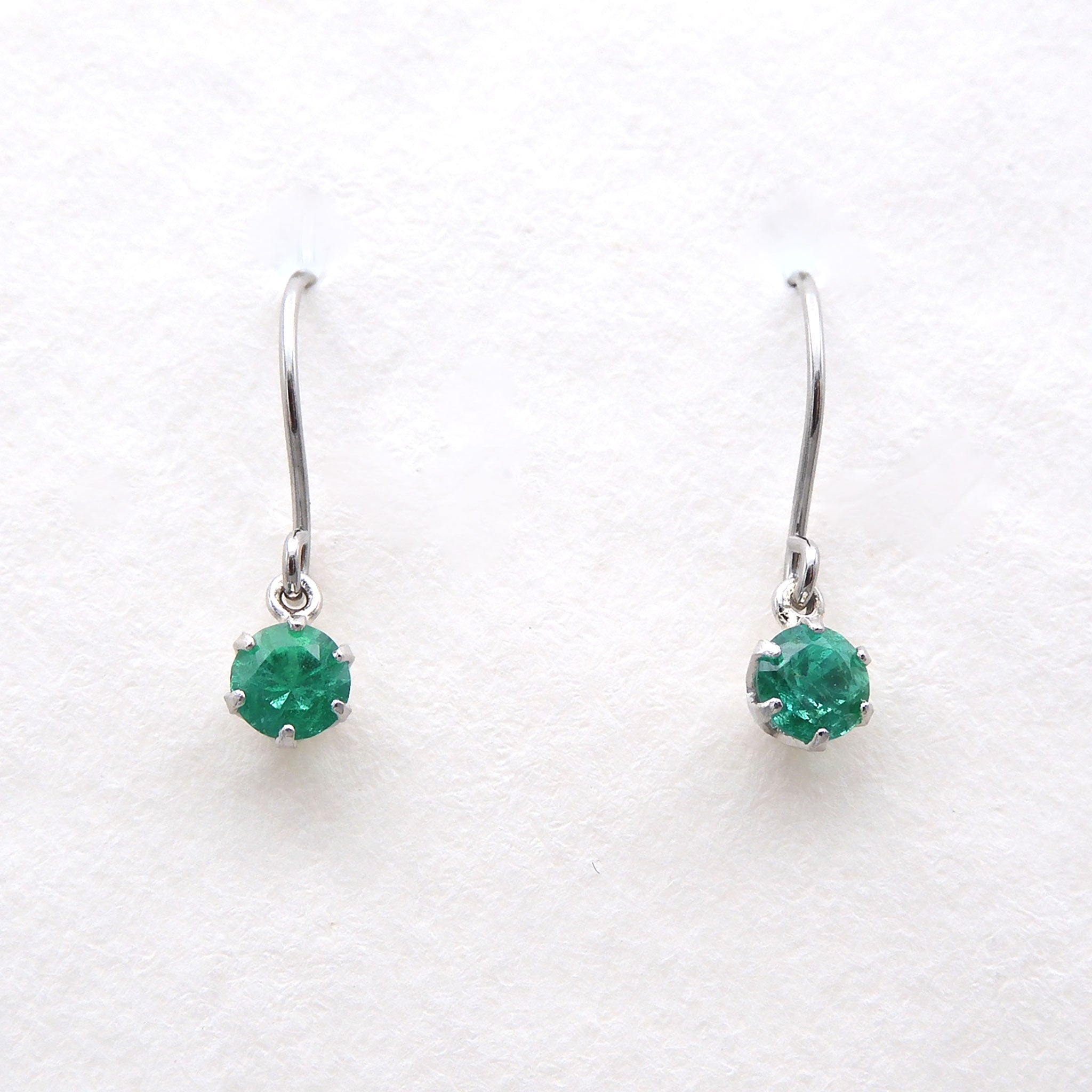 エメラルド プラチナピアス(5月誕生石)《26A01310》