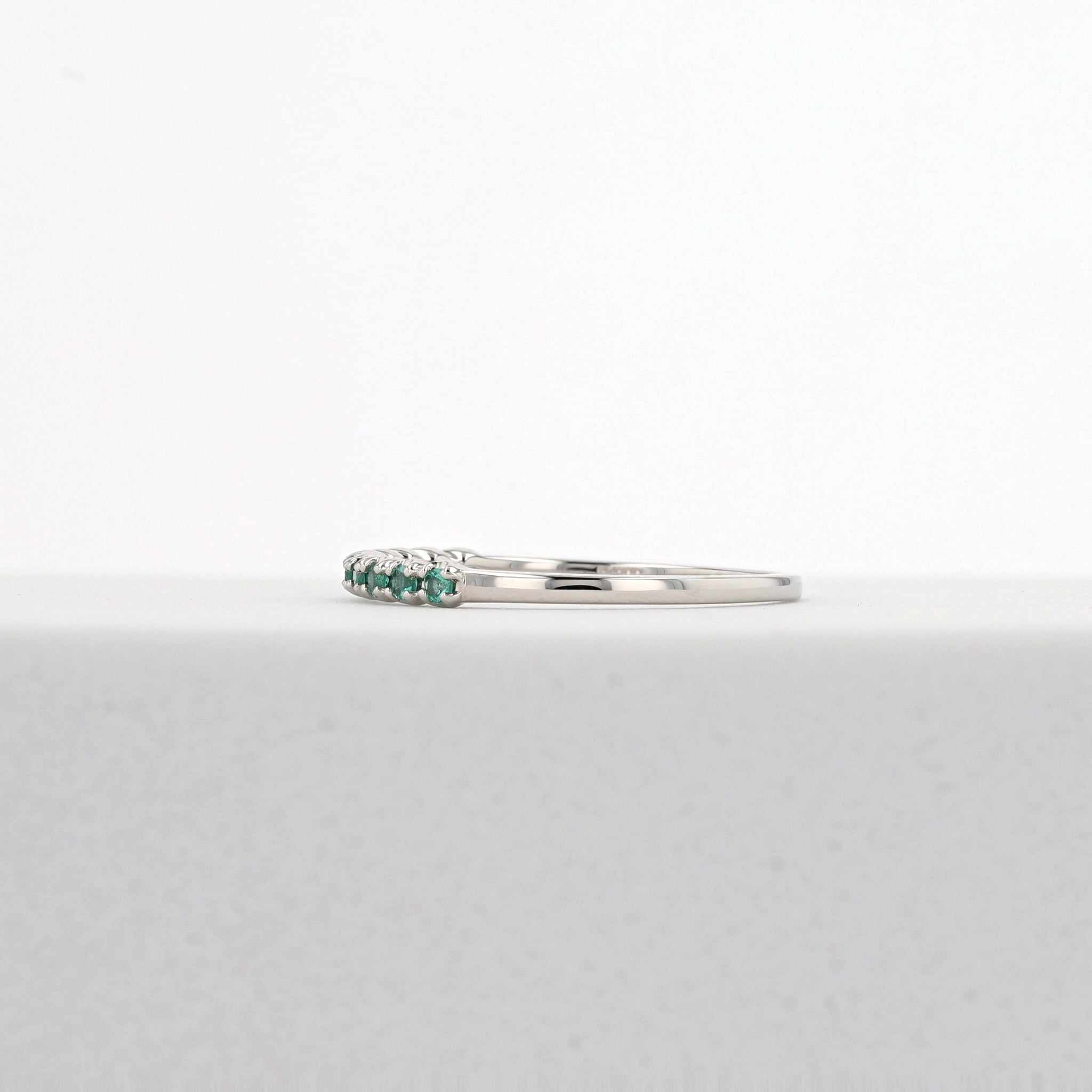 エメラルド プラチナリング(ハーフエタニティ/5月誕生石)《26A01312》