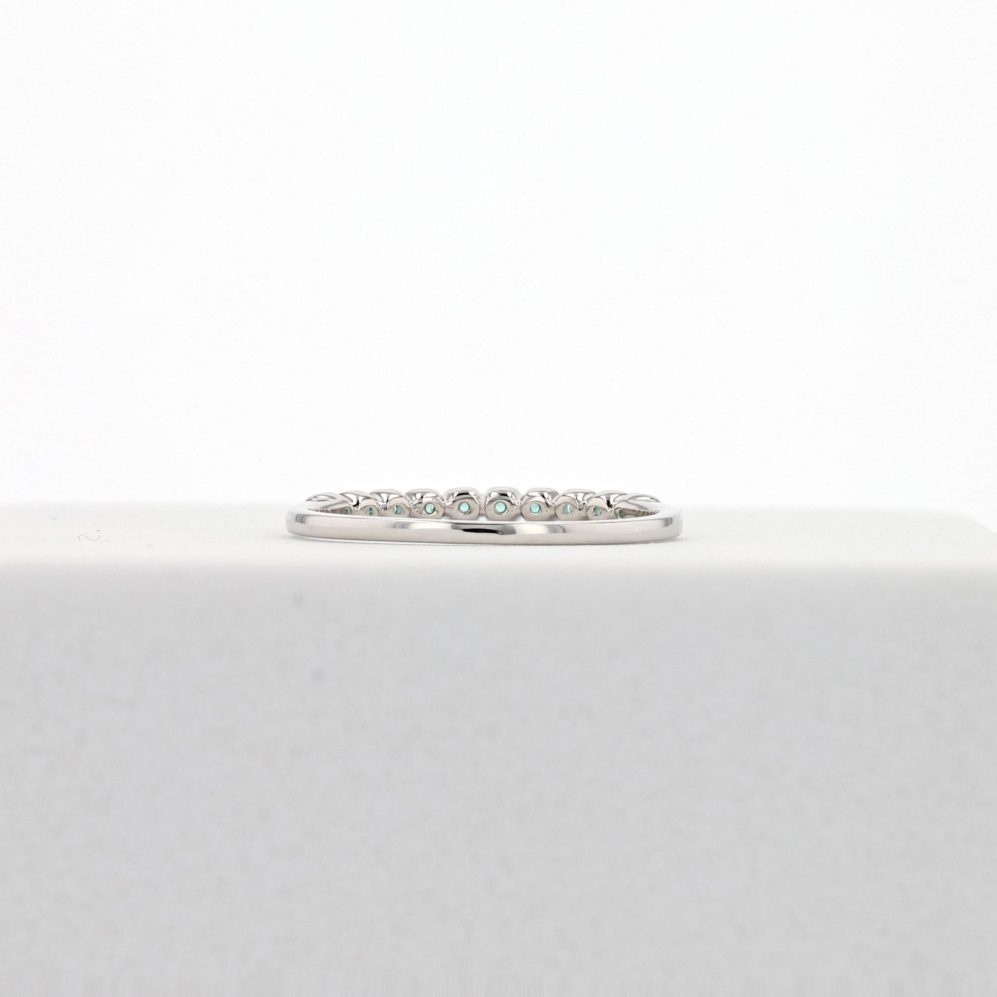 エメラルド プラチナリング(ハーフエタニティ/5月誕生石)《26A01312》