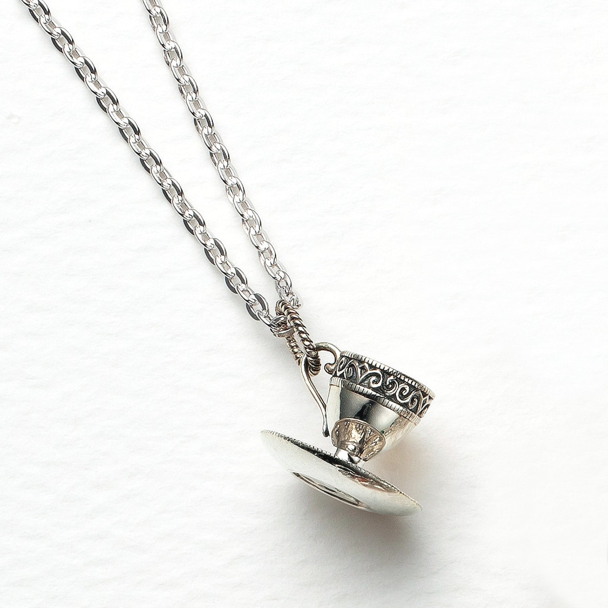 シルバーネックレス(ティーカップ＆ソーサーモチーフ)《26A01403