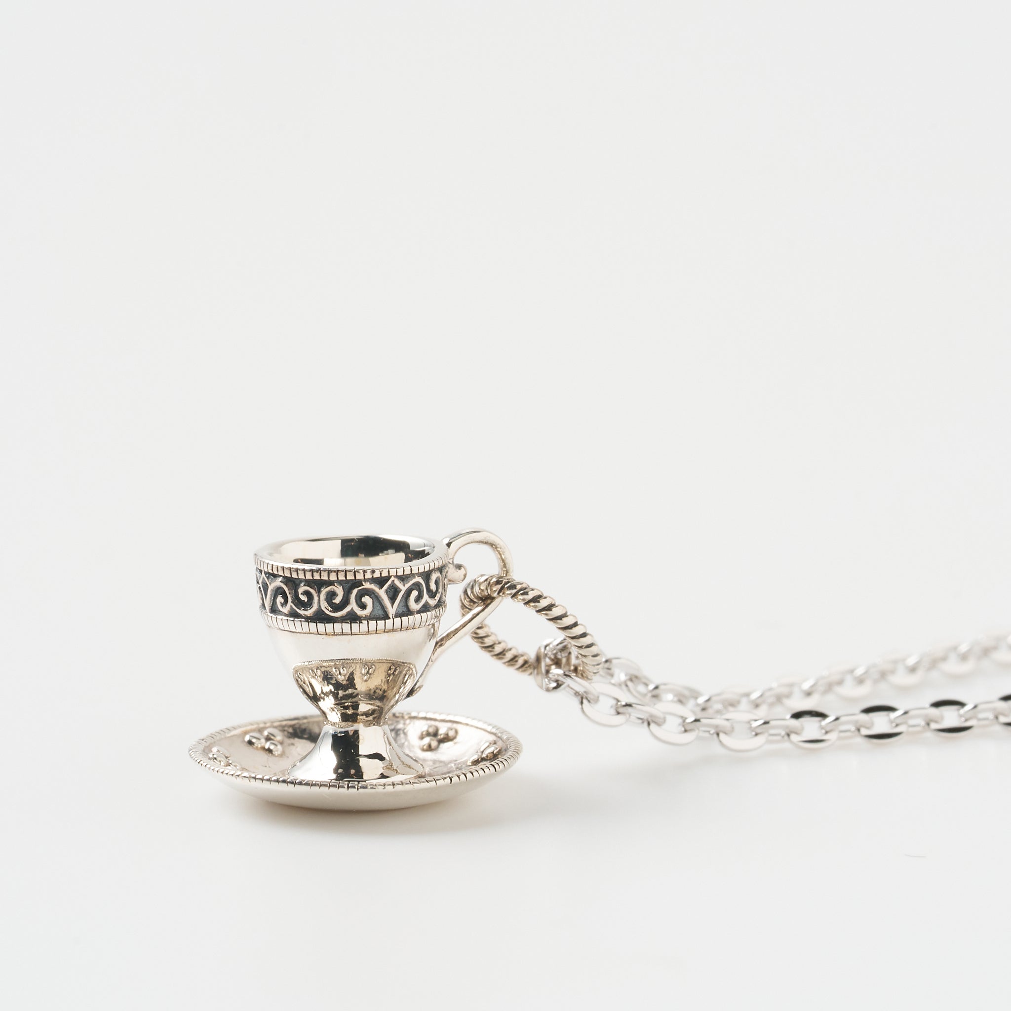 シルバーネックレス(ティーカップ&ソーサーモチーフ)《26A01403》