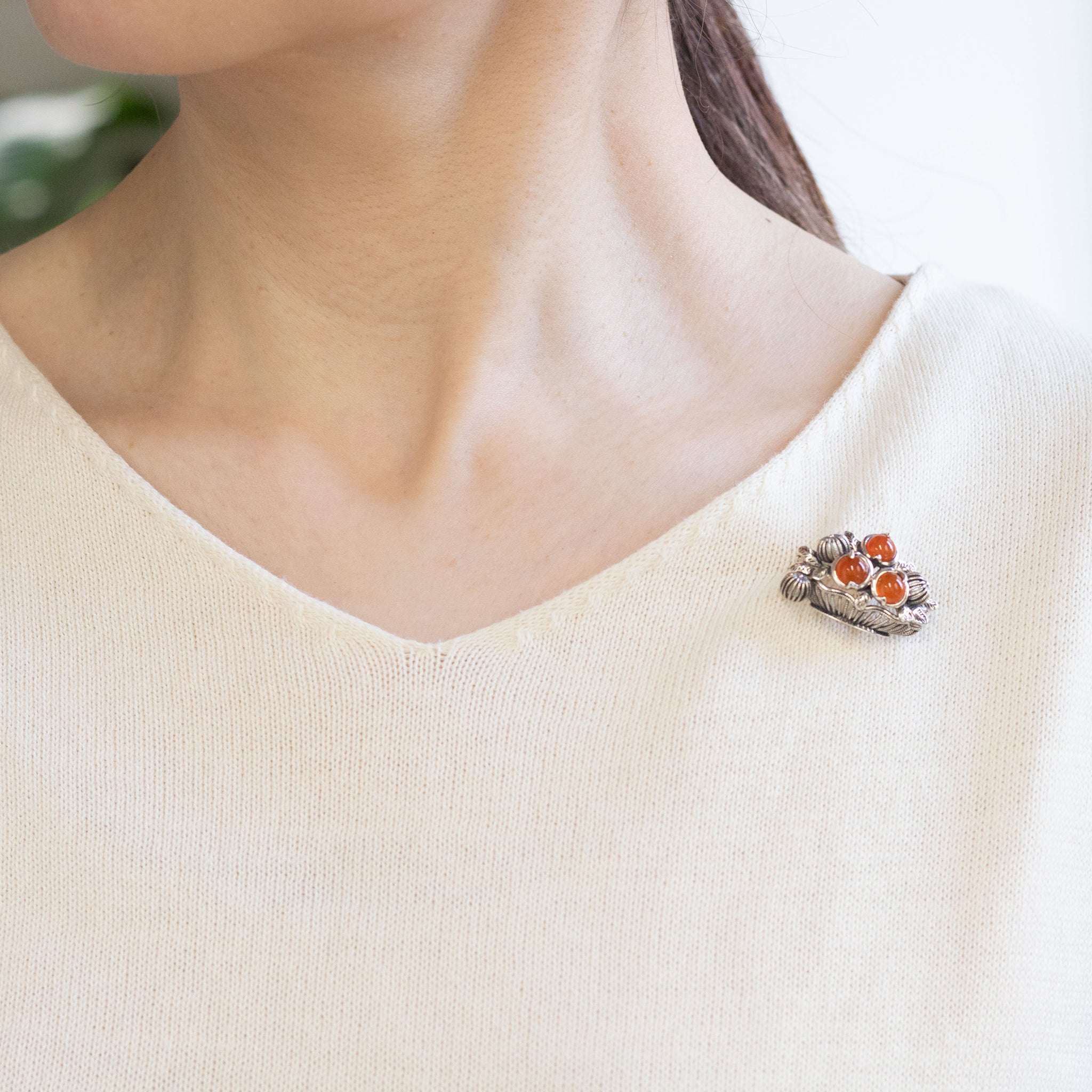 カーネリアン シルバーブローチ兼ペンダントトップ(ルノワール「桃」モチーフ)《26A01405》