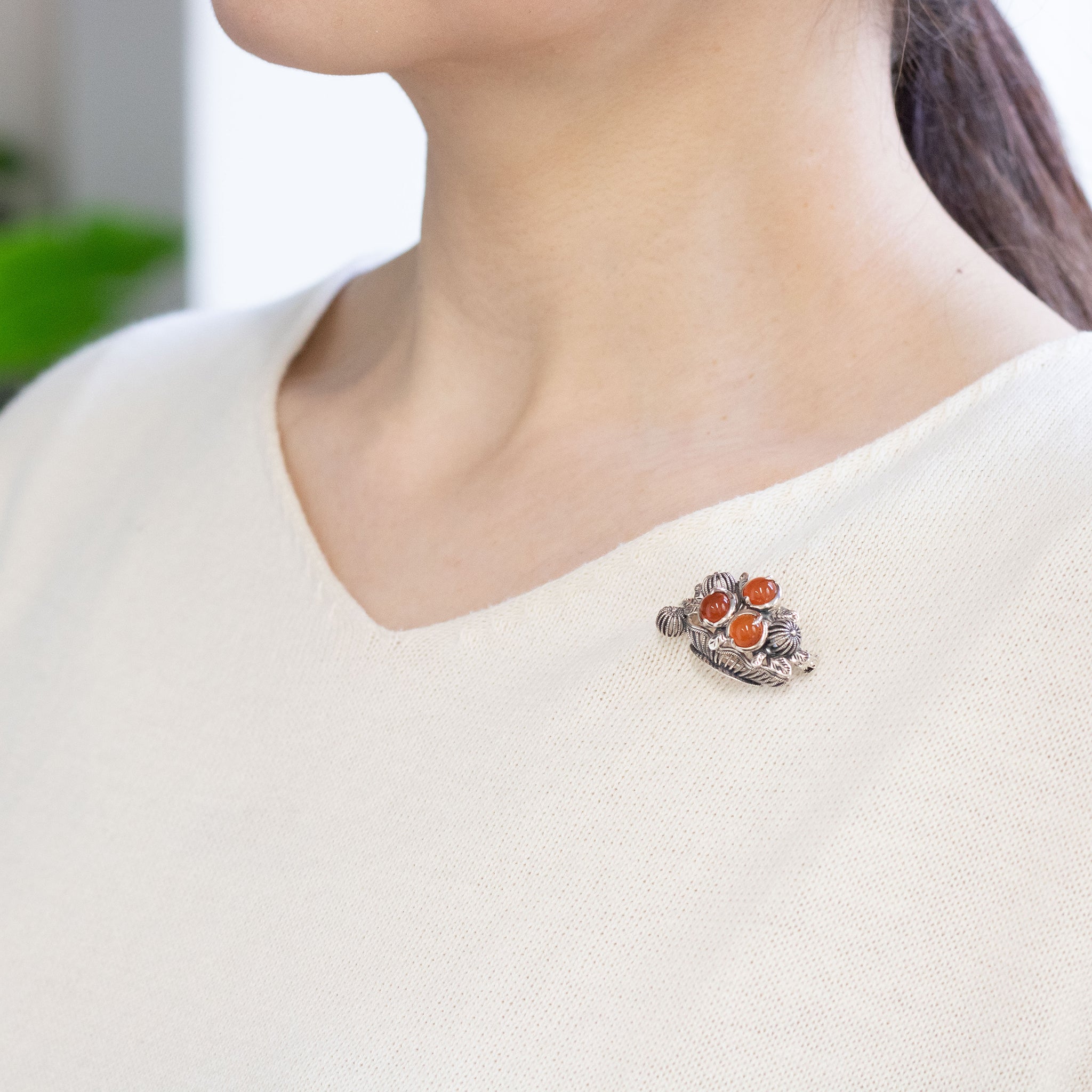 カーネリアン シルバーブローチ兼ペンダントトップ(ルノワール「桃」モチーフ)《26A01405》